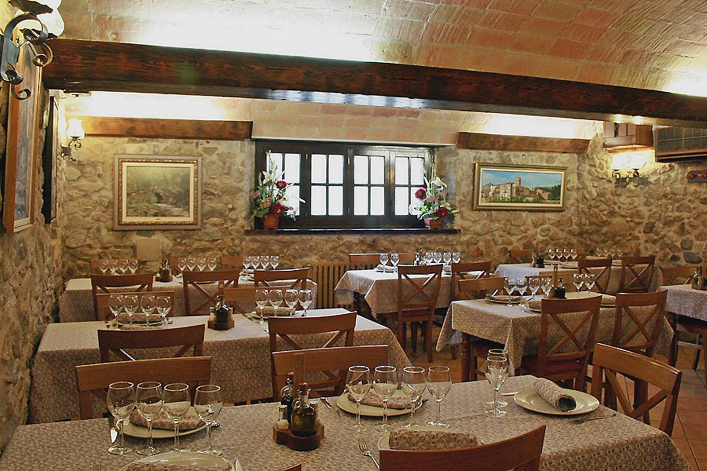 Restaurant/places to eat in Hotel-Restaurante La Quadra