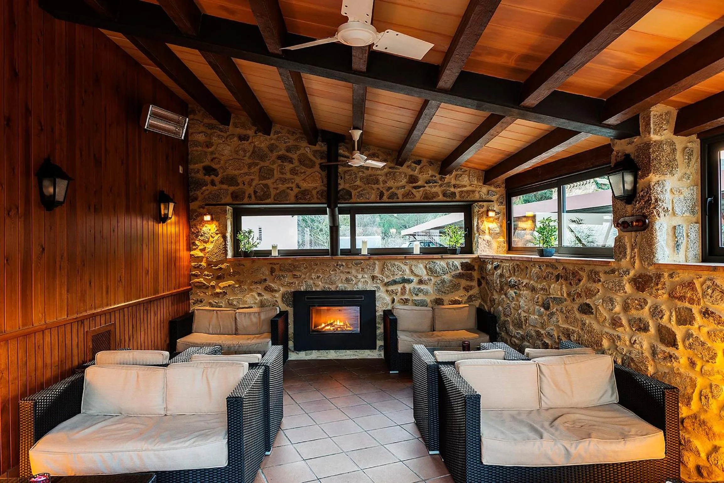 Communal lounge/ TV room in Hotel-Restaurante La Quadra