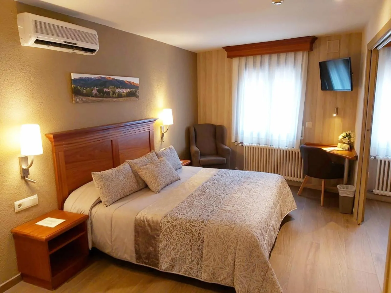 Bedroom, Bed in Hotel-Restaurante La Quadra