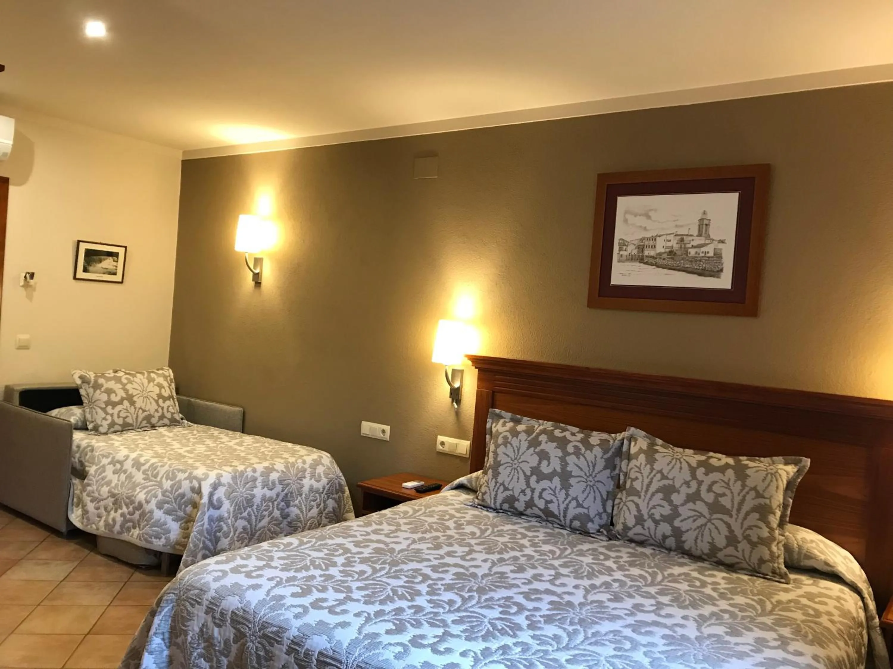 Bedroom, Bed in Hotel-Restaurante La Quadra
