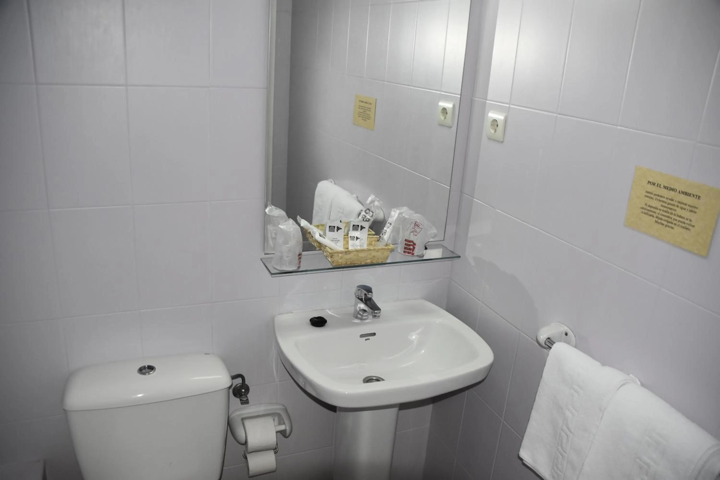 Bathroom in Los Acebos Cangas