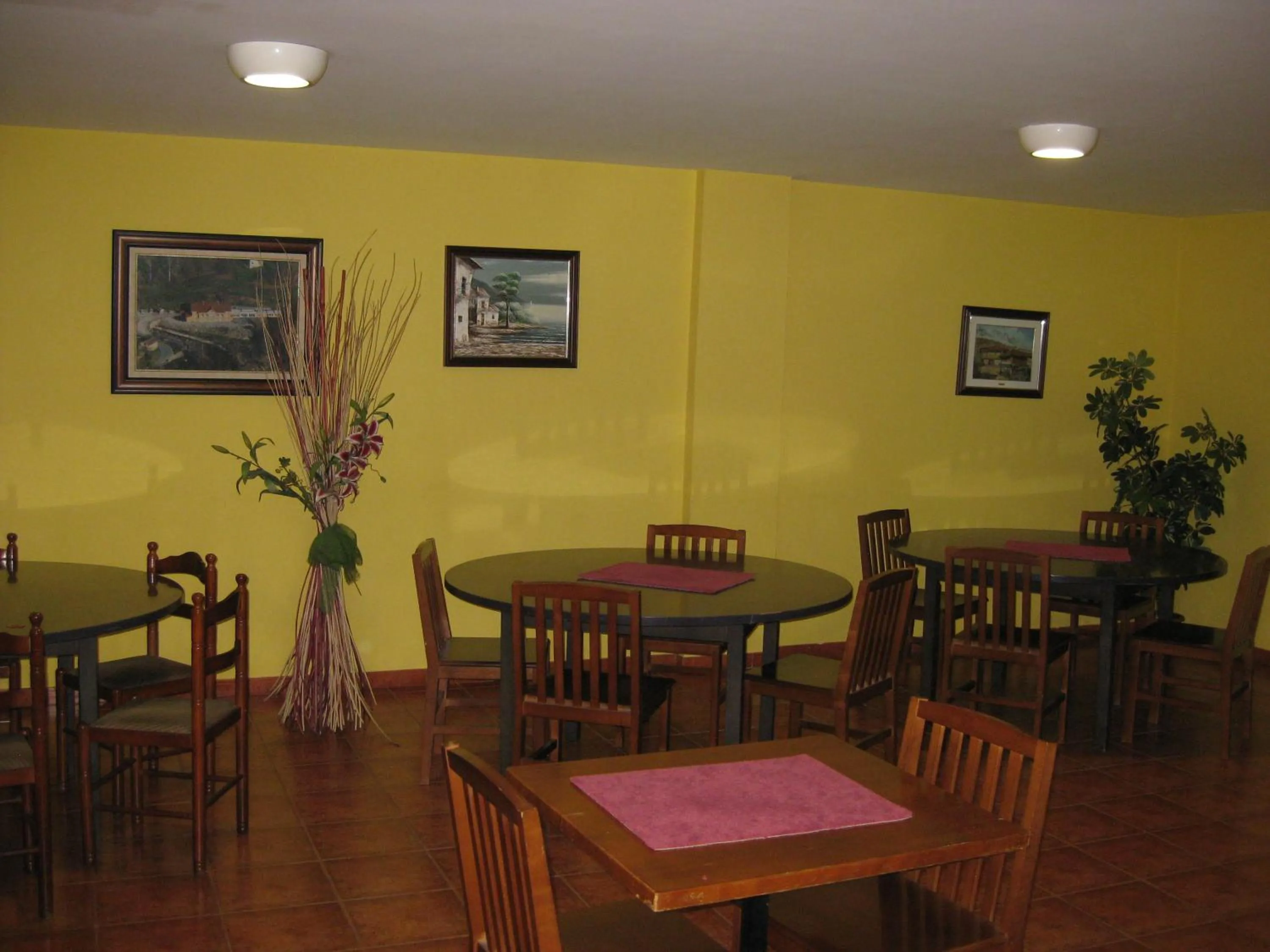 Restaurant/places to eat in Los Acebos Cangas