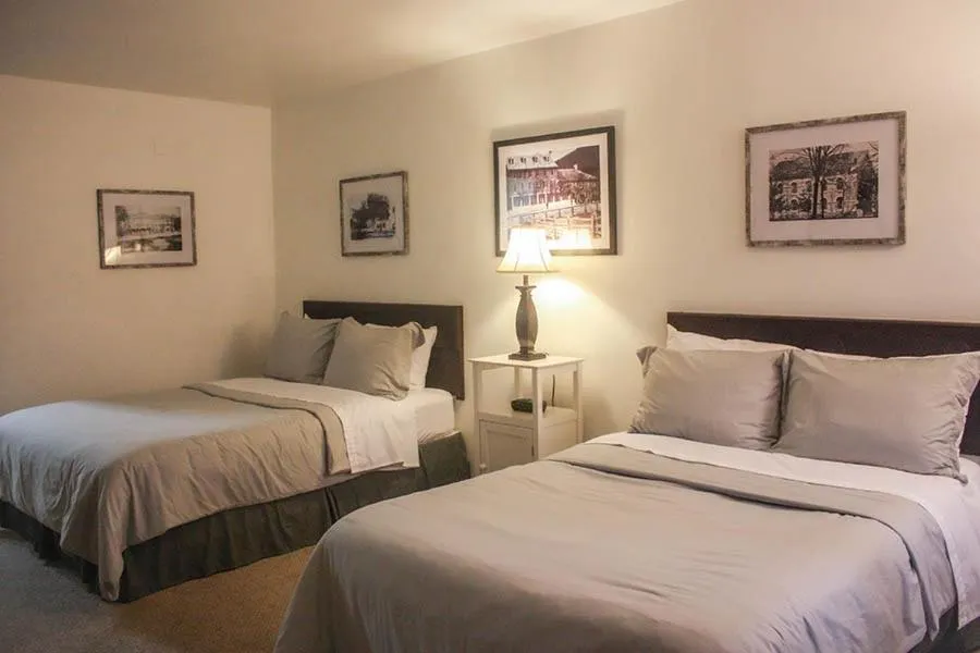 Bedroom, Bed in Mountain Creek Tavern