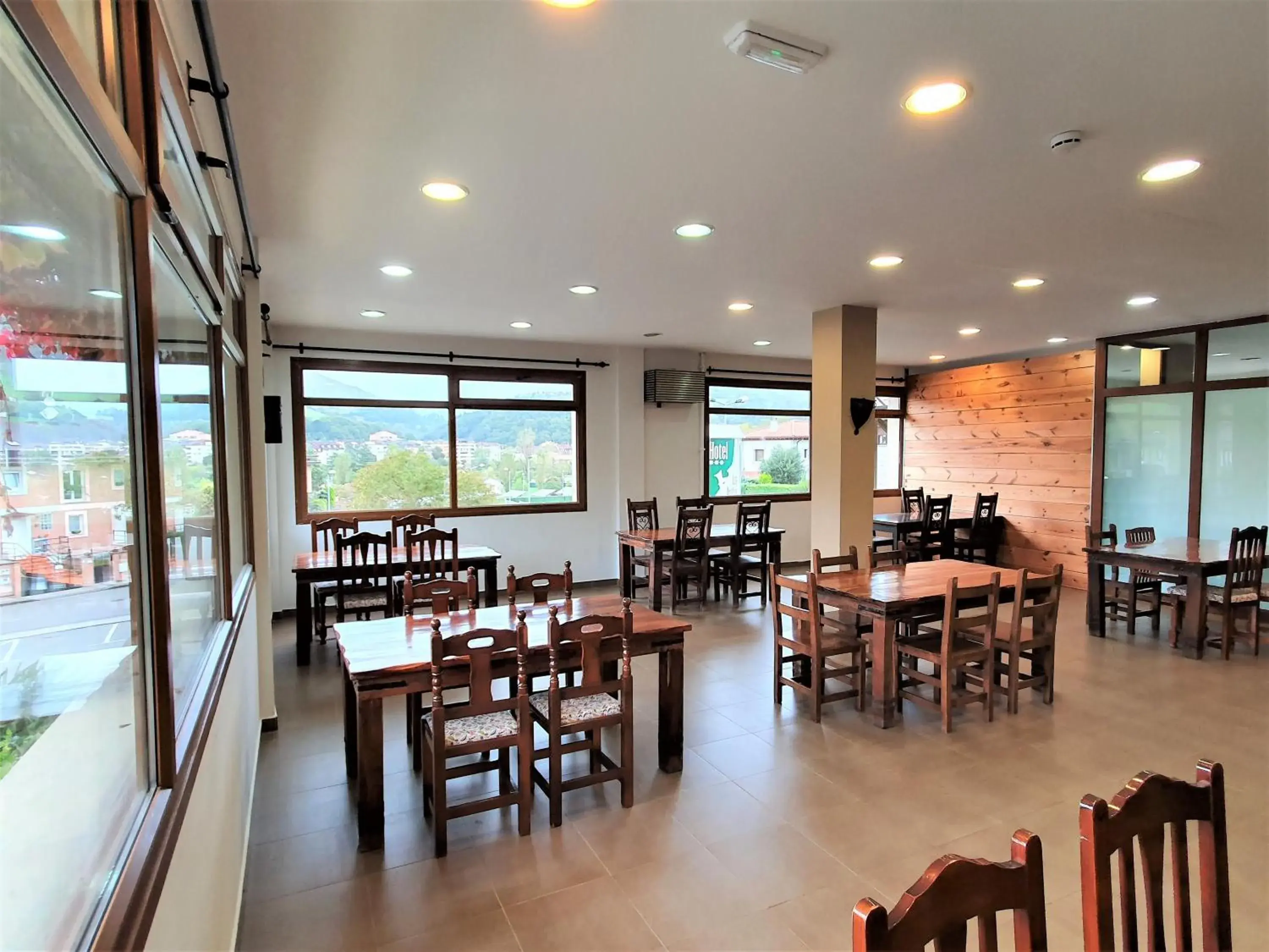 Lounge or bar in Los Acebos Arriondas Lounge or bar in Los Acebos Arriondas