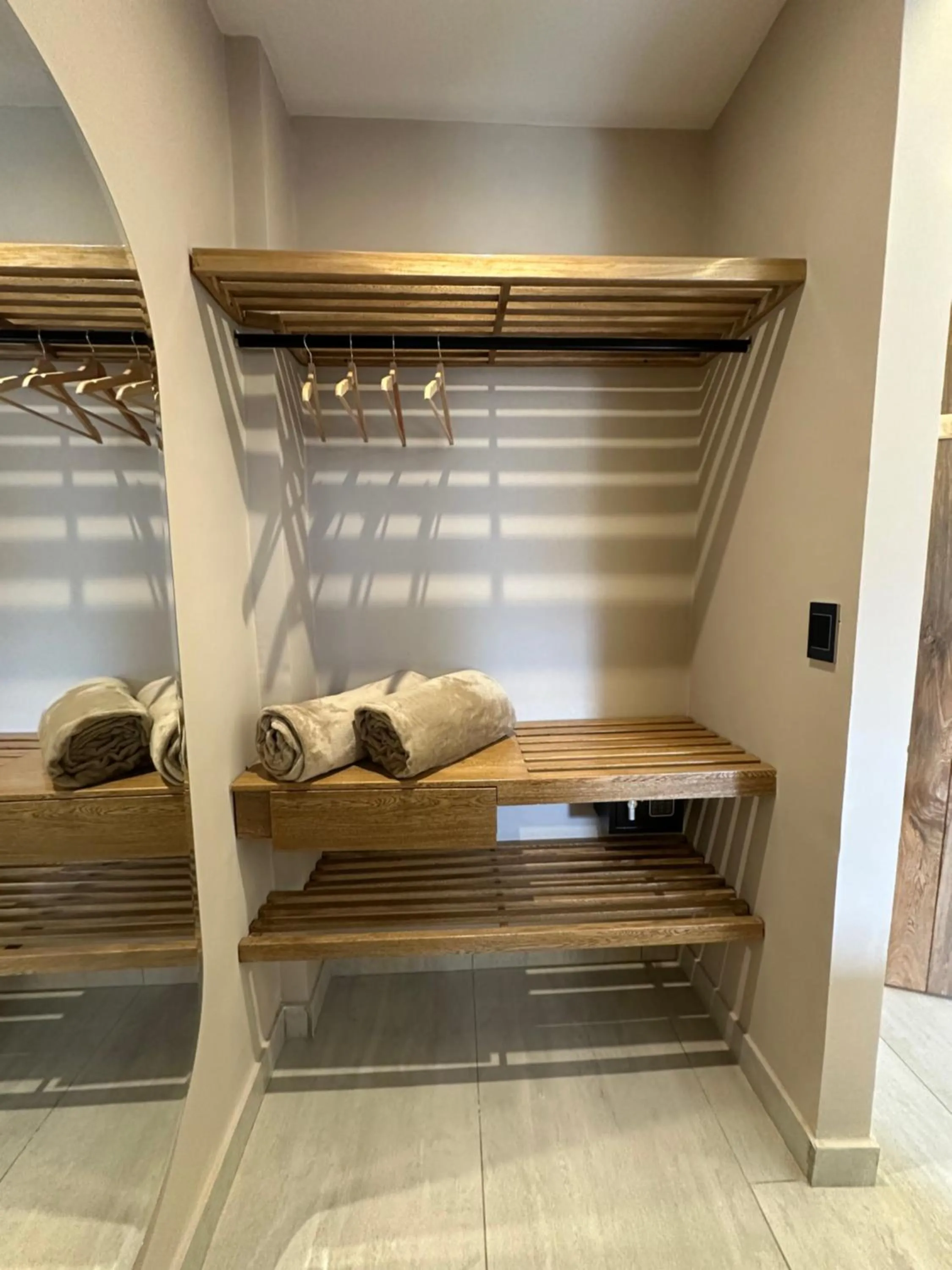 wardrobe, Bed in Hotel y Cabañas Covemar