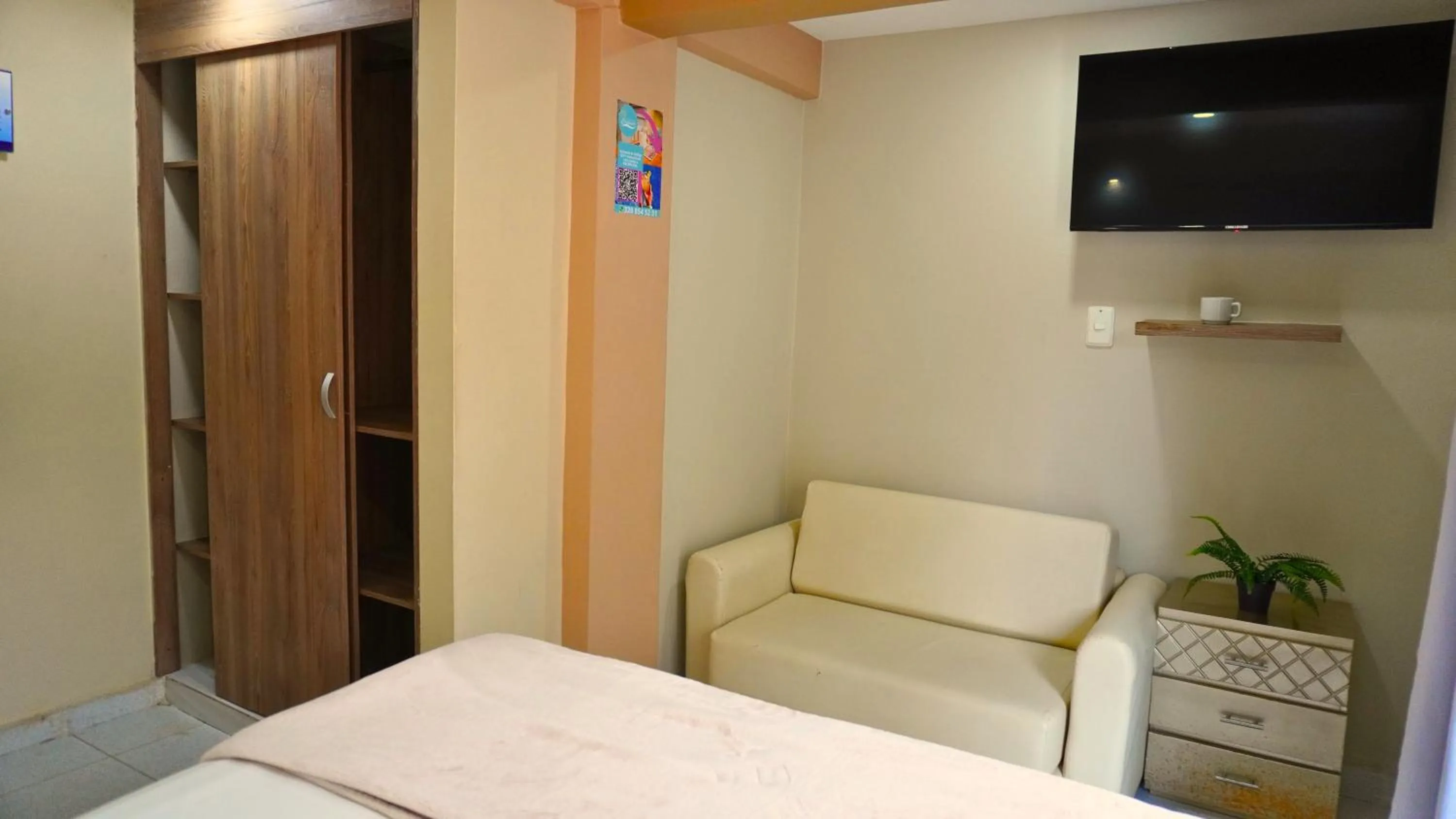 wardrobe, Bed in Hotel y Cabañas Covemar