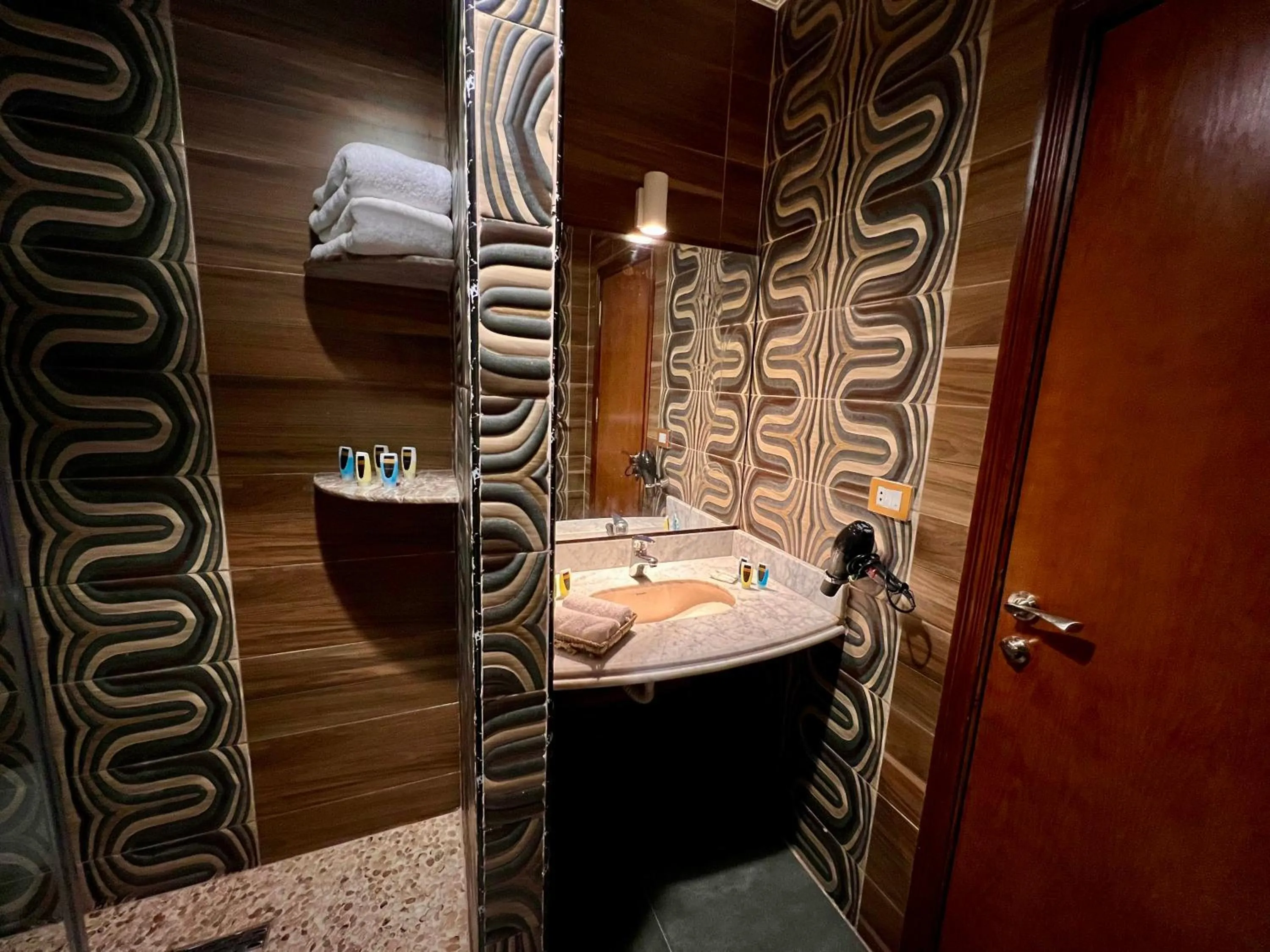 Bathroom in New Museum Guest House, Pyramids View