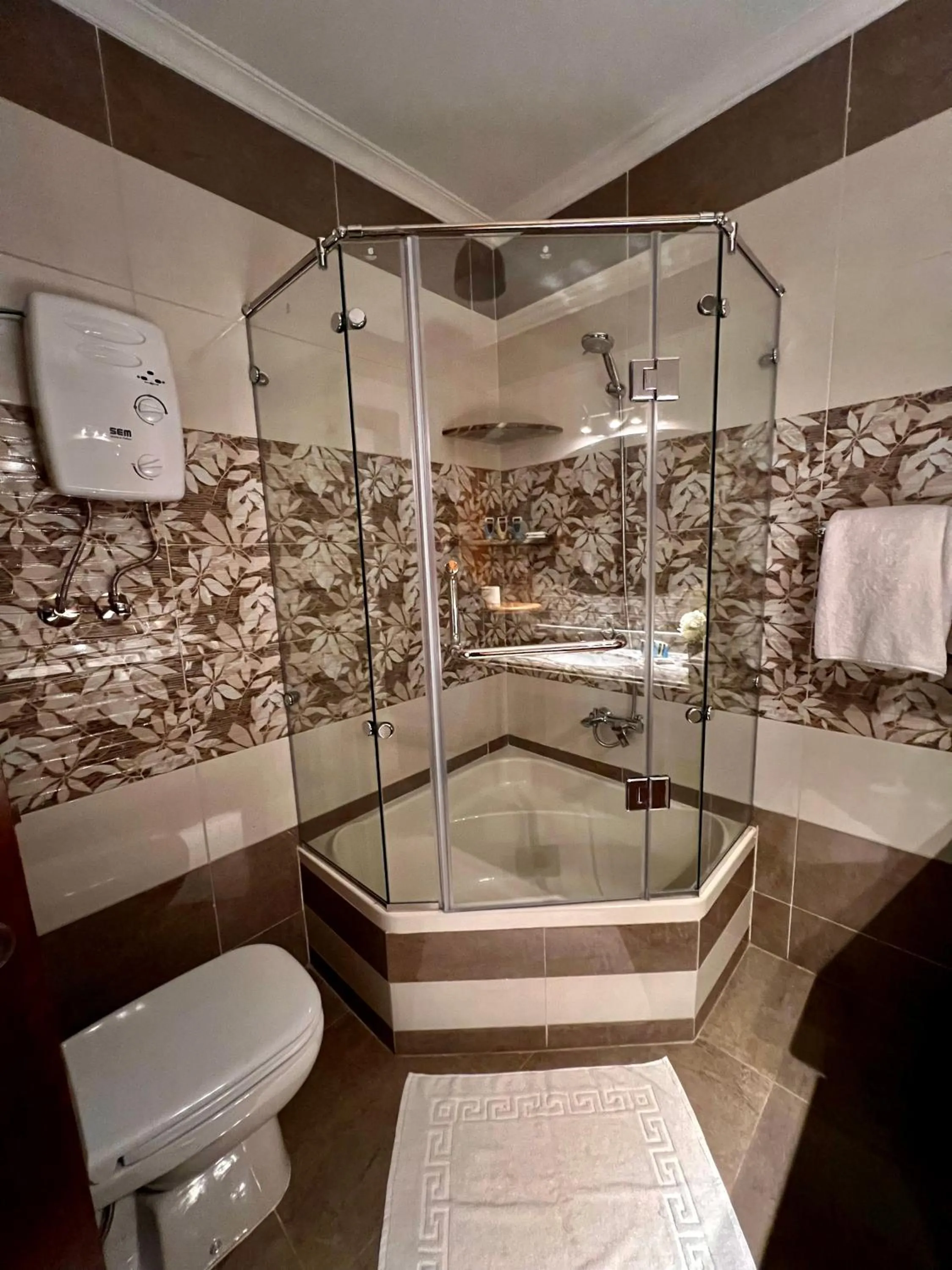 Bathroom in New Museum Guest House, Pyramids View