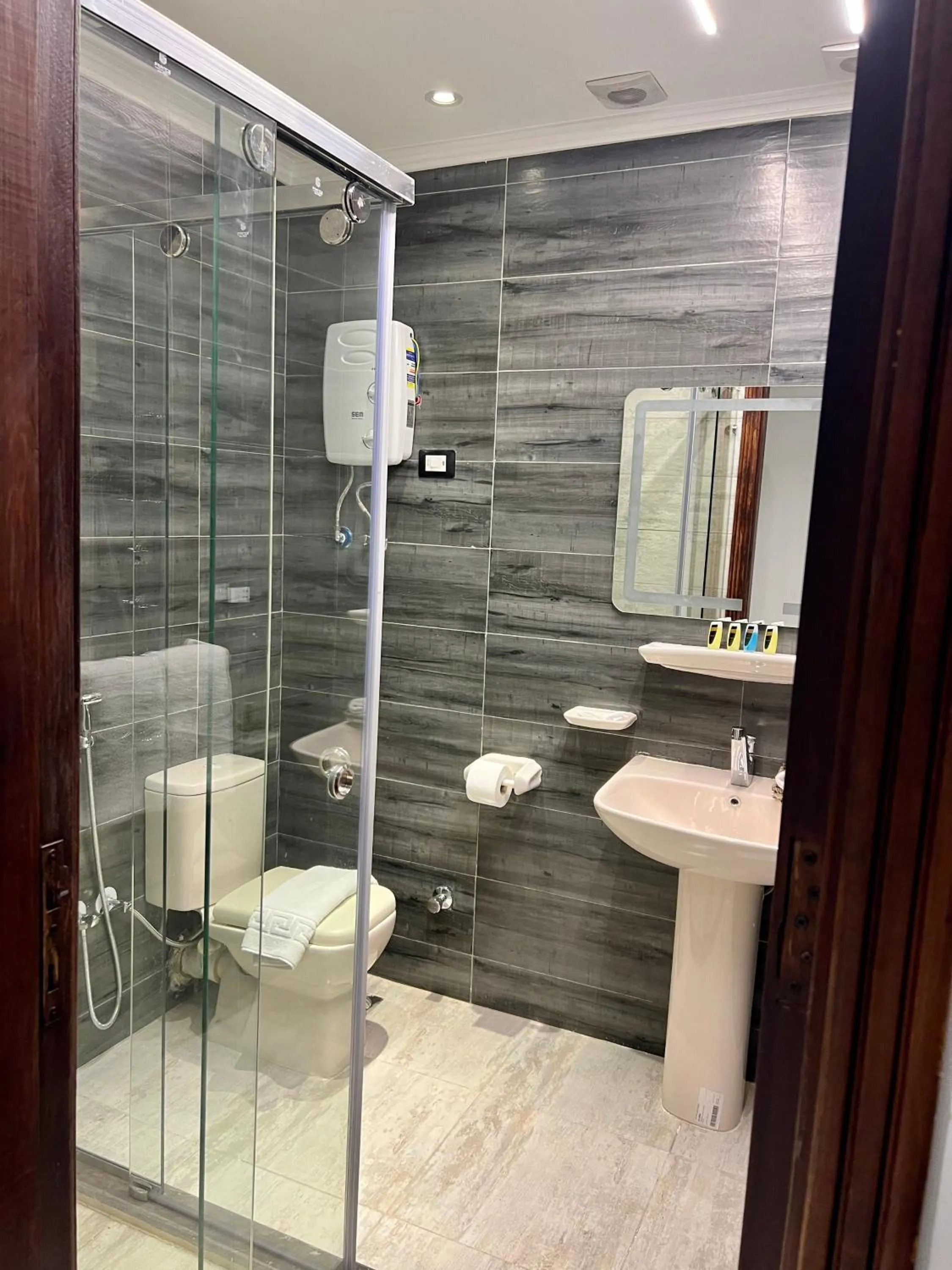 Bathroom in New Museum Guest House, Pyramids View