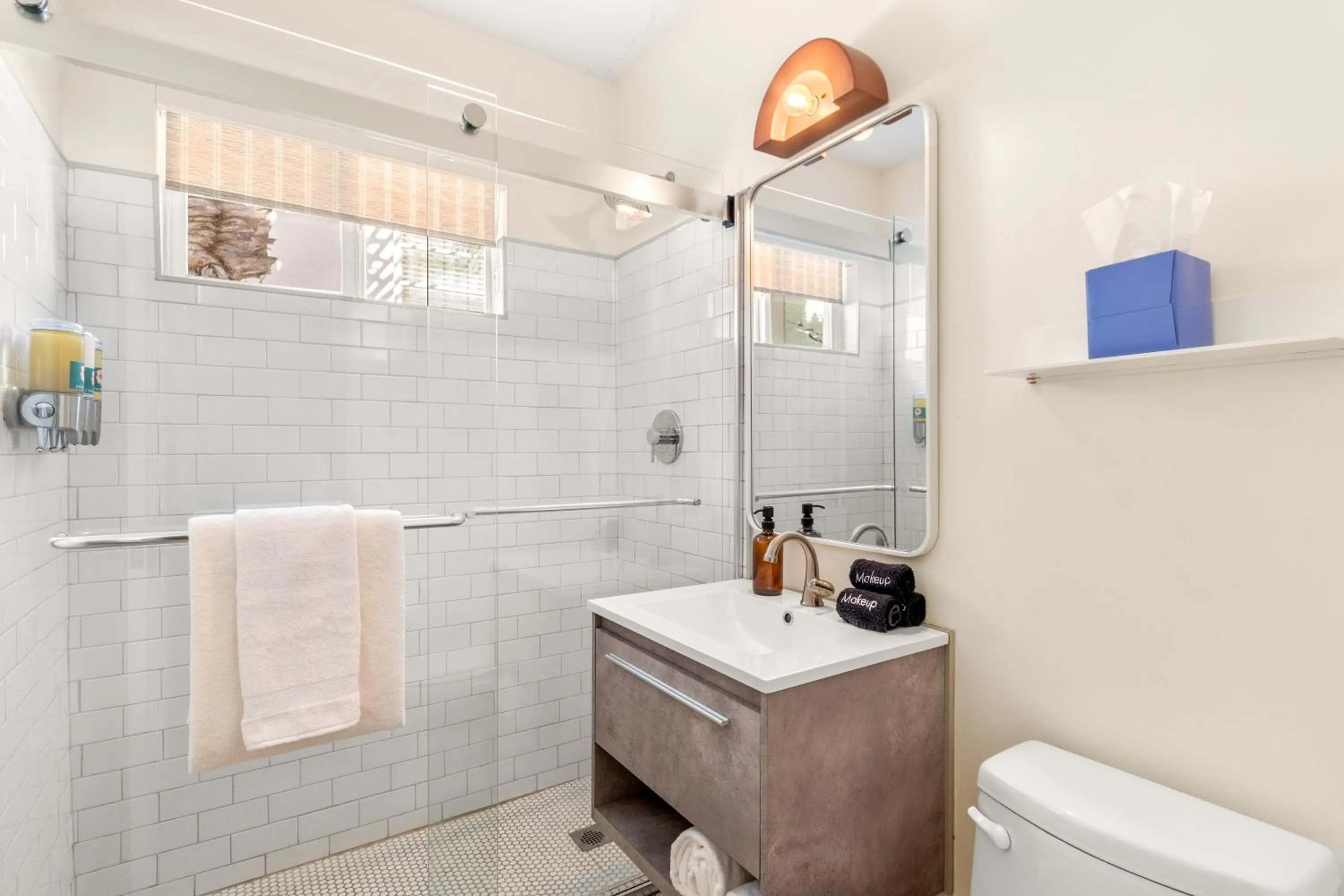 Shower in Aloha Fridays