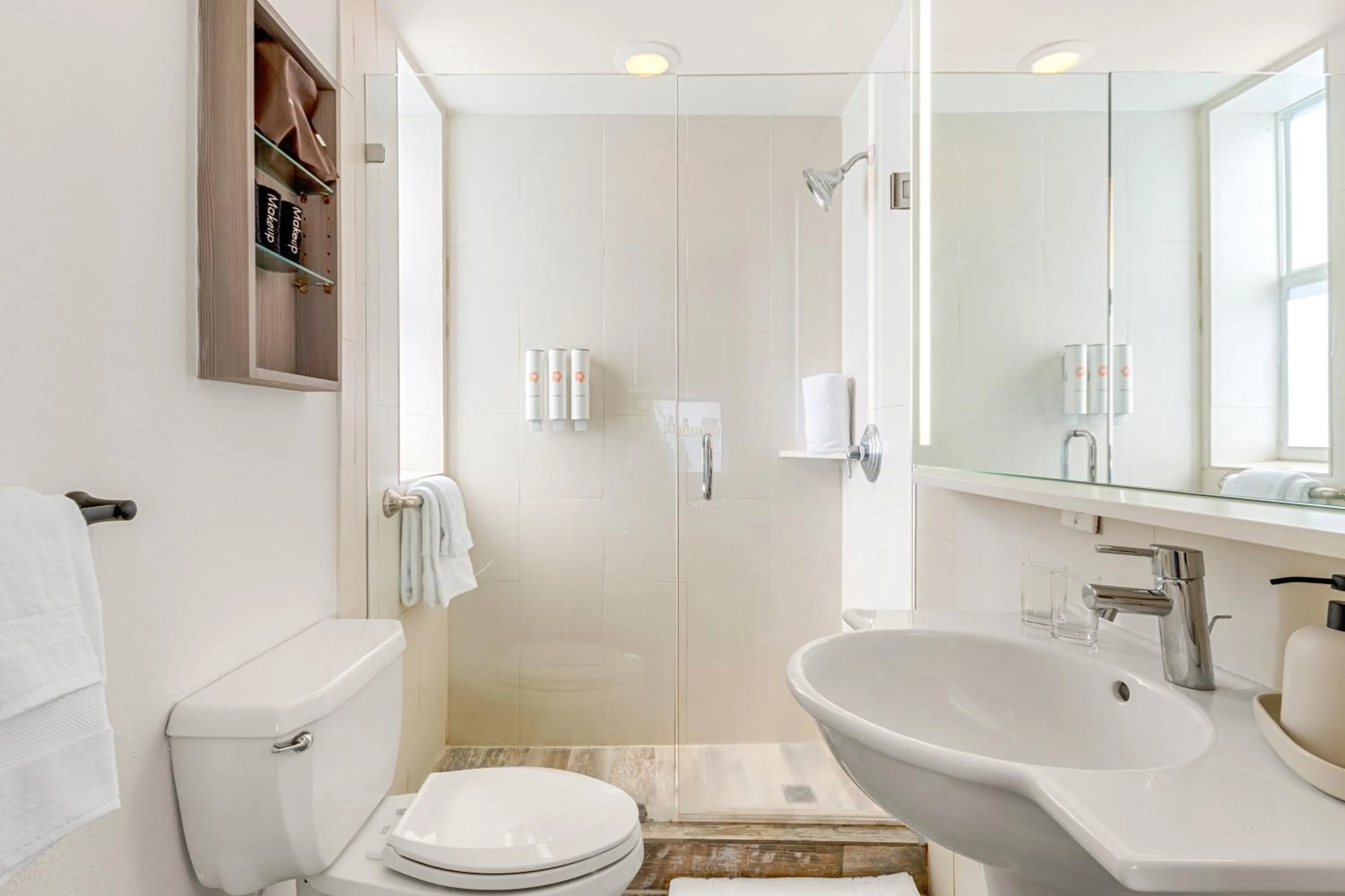 Shower in Aloha Fridays