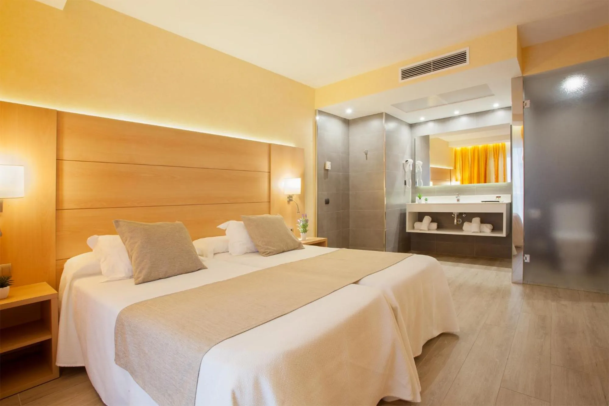 Bed in Hotel Pimar & Spa