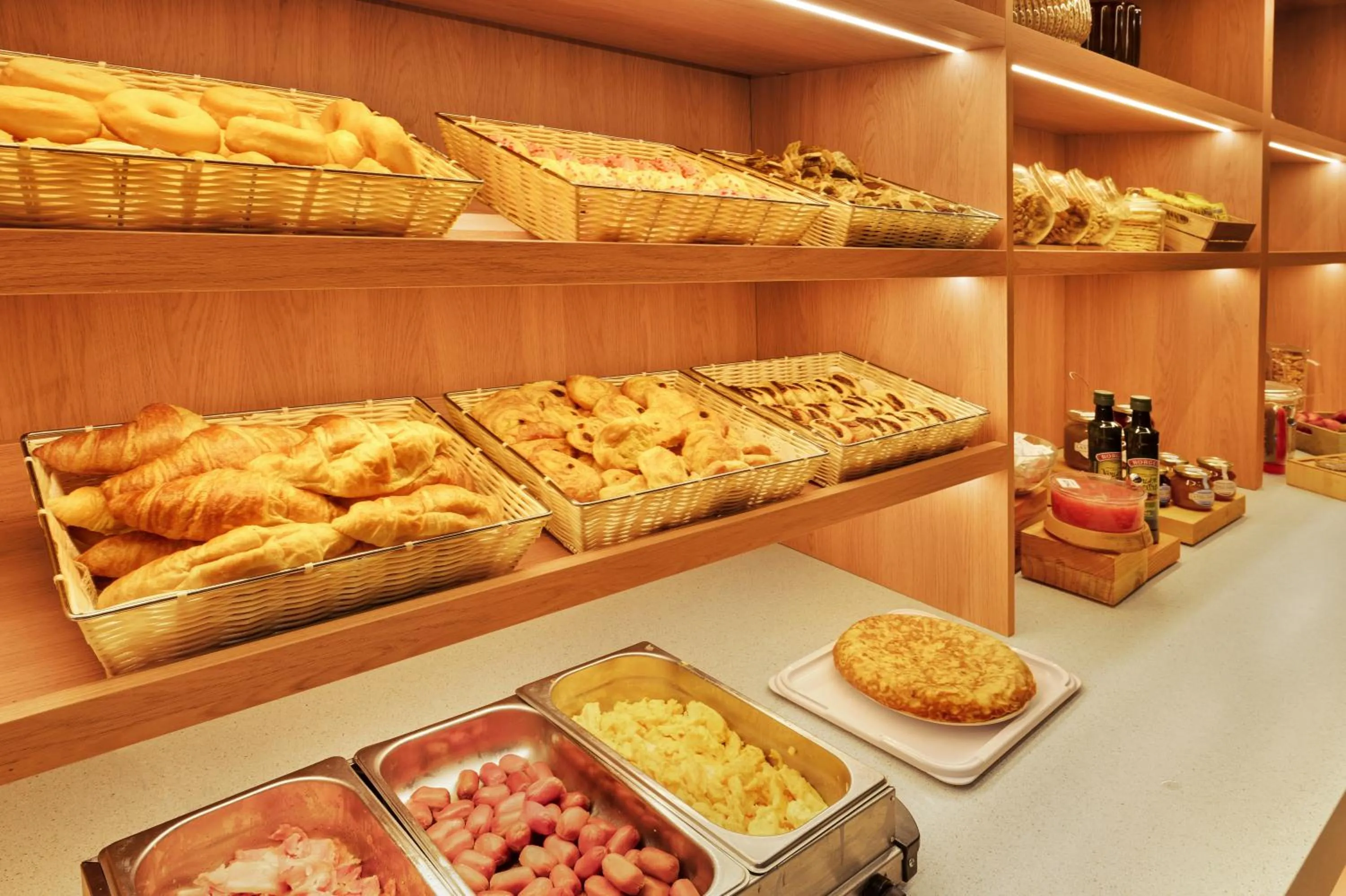 Buffet breakfast in B&B HOTELS Donostia San Sebastián Aeropuerto