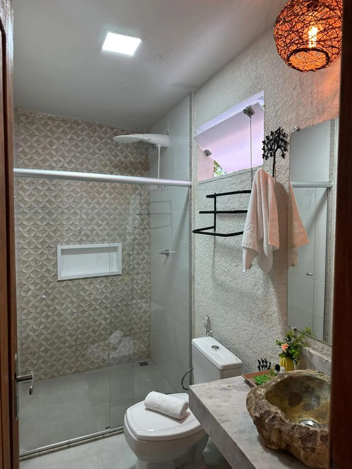 Shower in Pousada Preciosa do Arraial - com Natura e L'Occitane - recém inaugurada