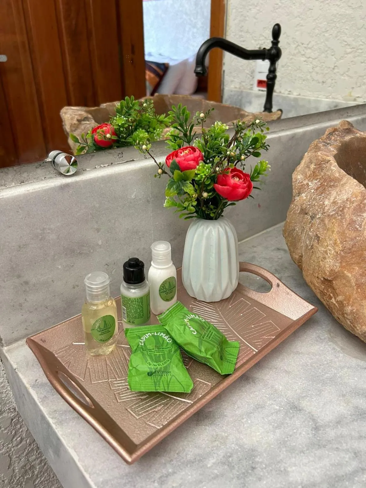 Toilet in Pousada Preciosa do Arraial - com Natura e L'Occitane - recém inaugurada