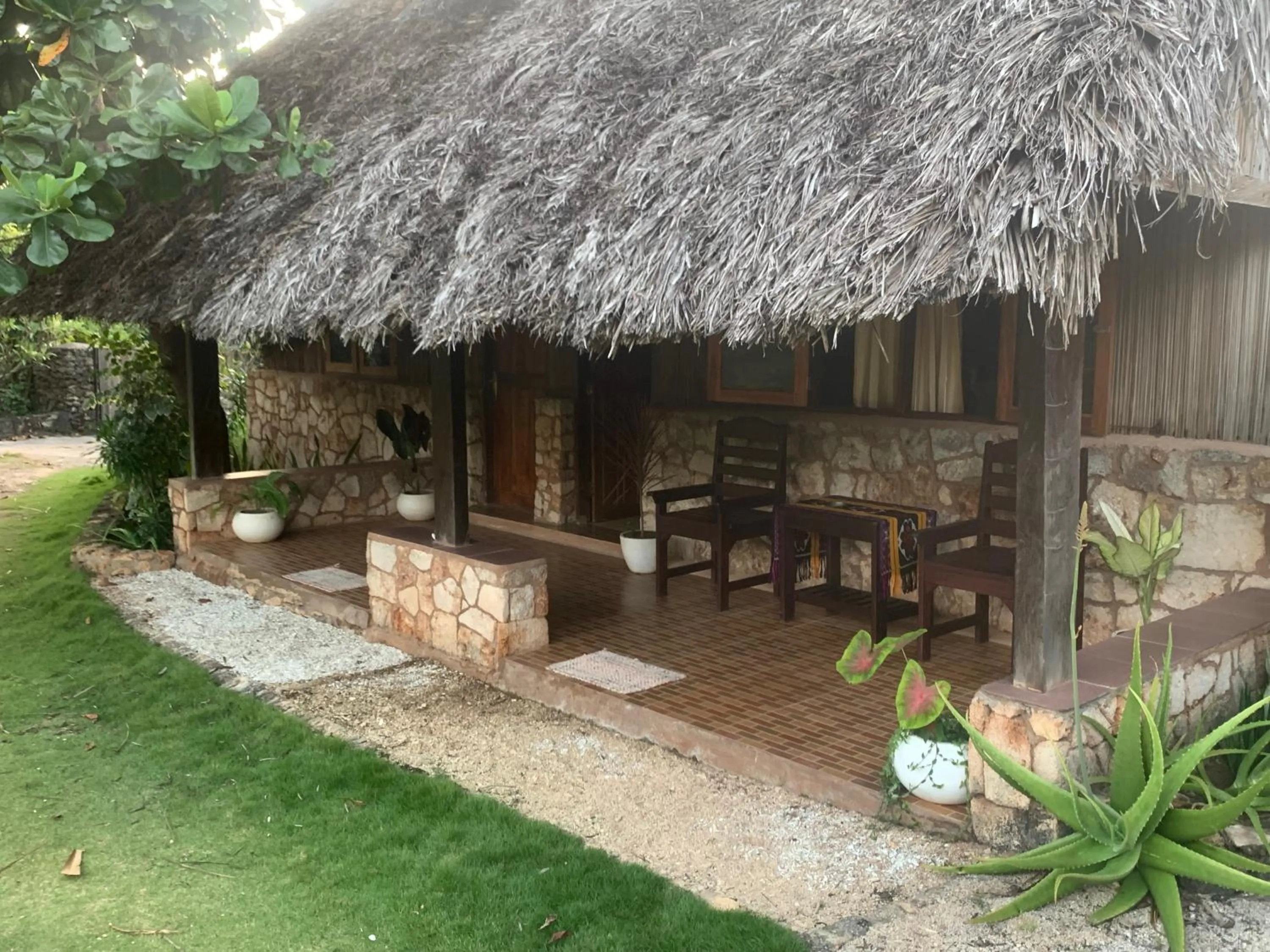 Property building in Rote Surf Resort - Lualemba Bungalows