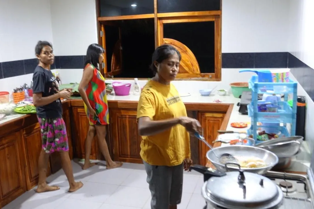 Restaurant/places to eat in Rote Surf Resort - Lualemba Bungalows