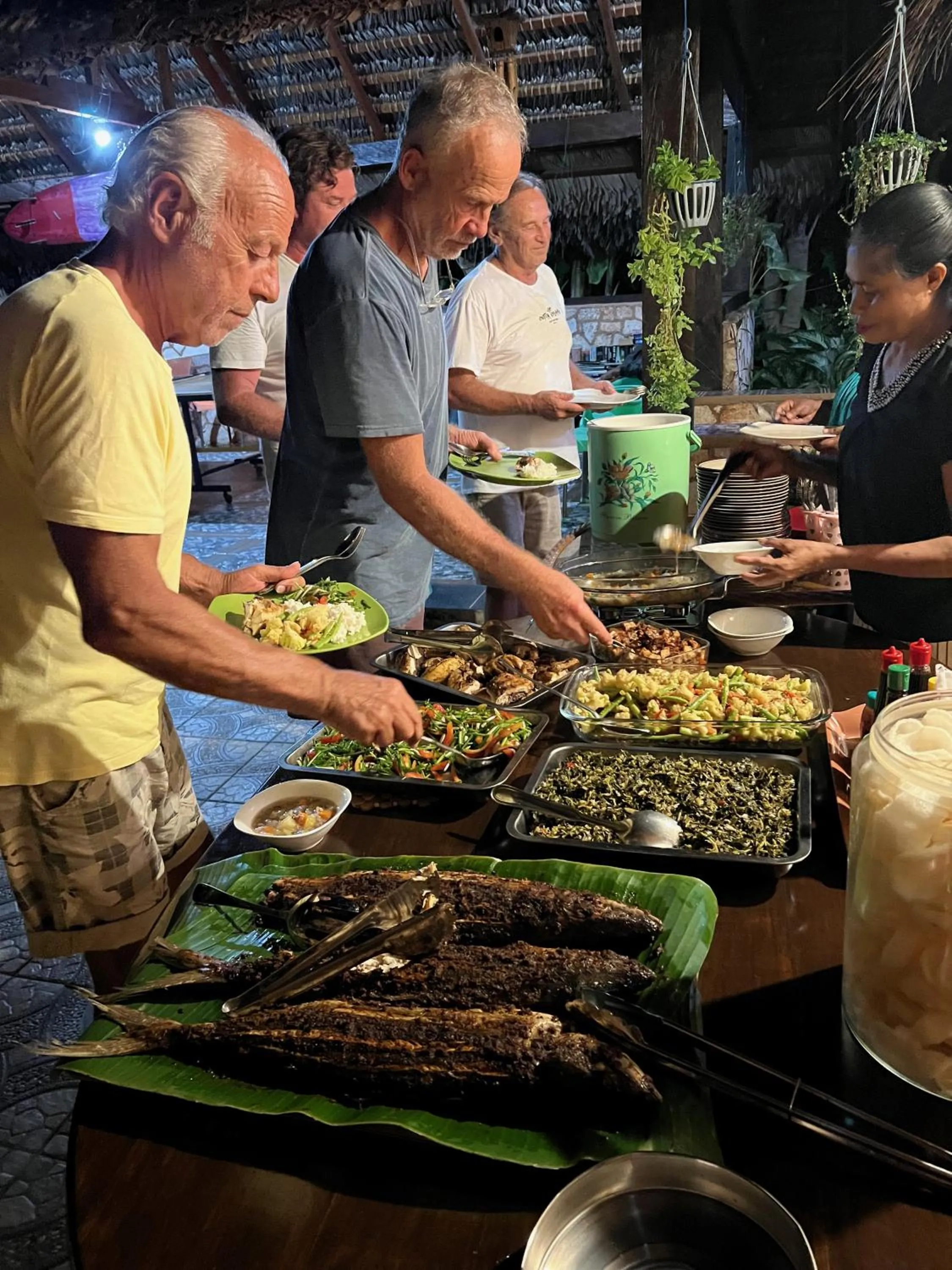 Restaurant/places to eat in Rote Surf Resort - Lualemba Bungalows
