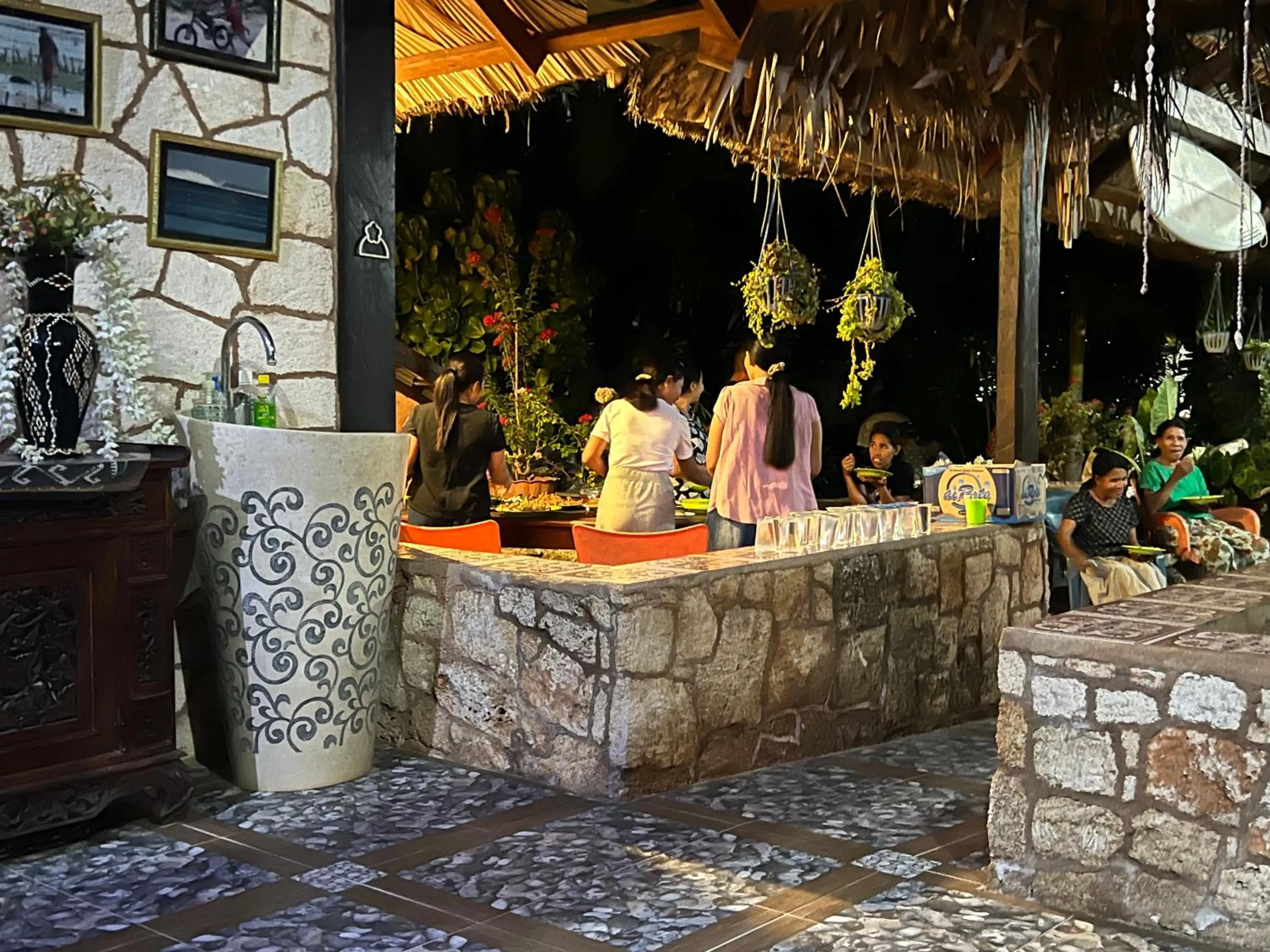 Restaurant/places to eat in Rote Surf Resort - Lualemba Bungalows