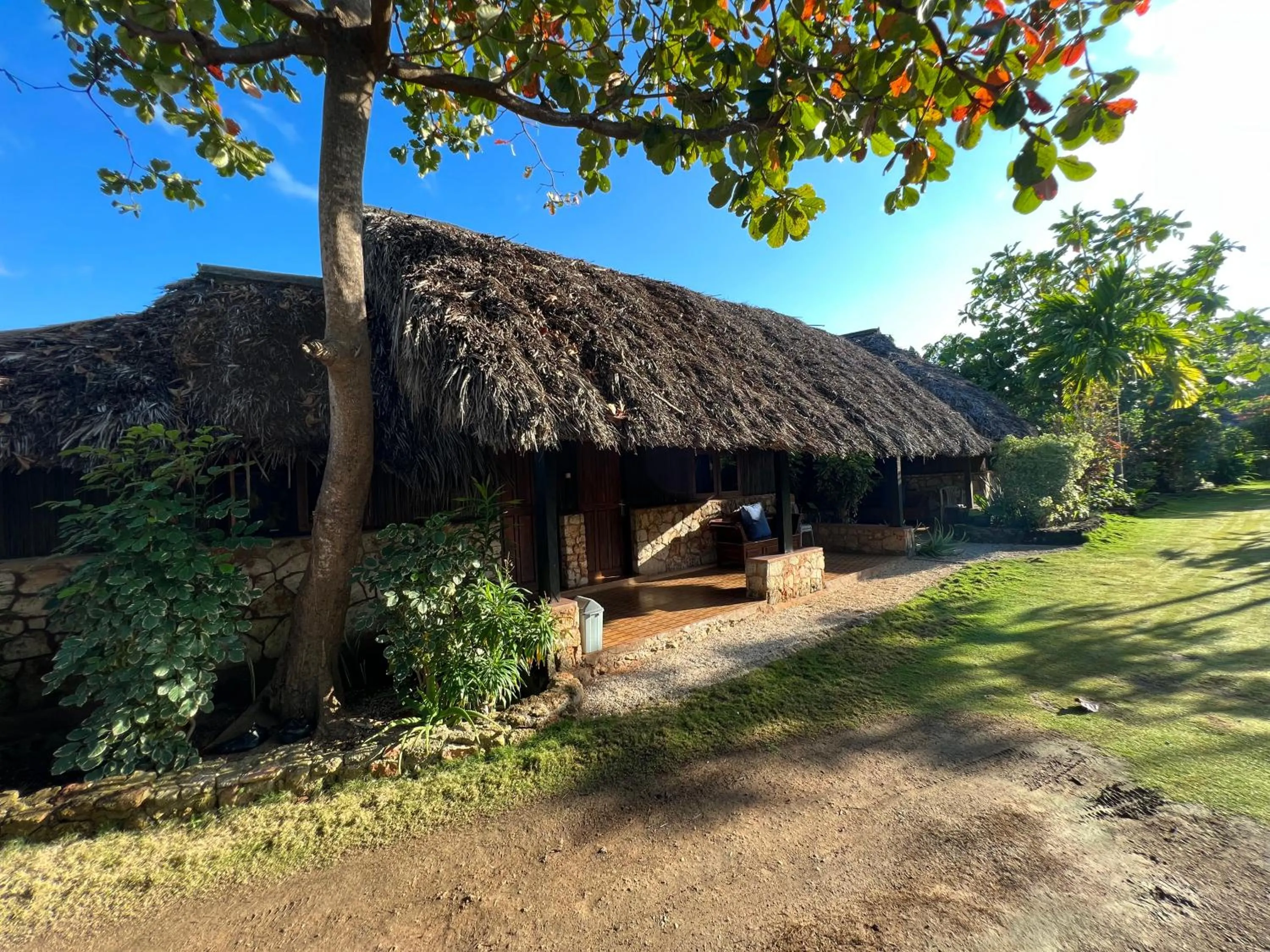 Property building in Rote Surf Resort - Lualemba Bungalows