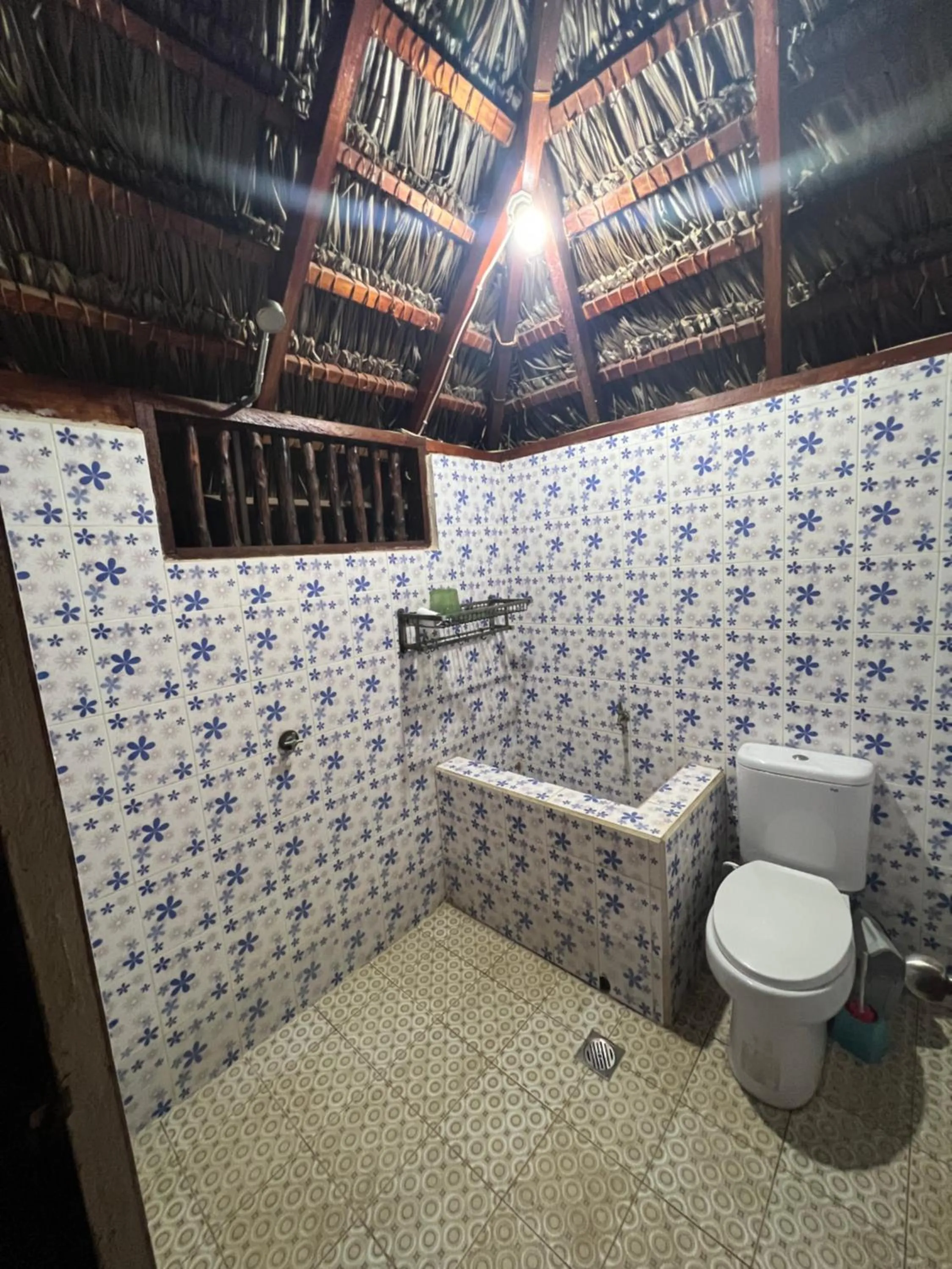Shower in Rote Surf Resort - Lualemba Bungalows