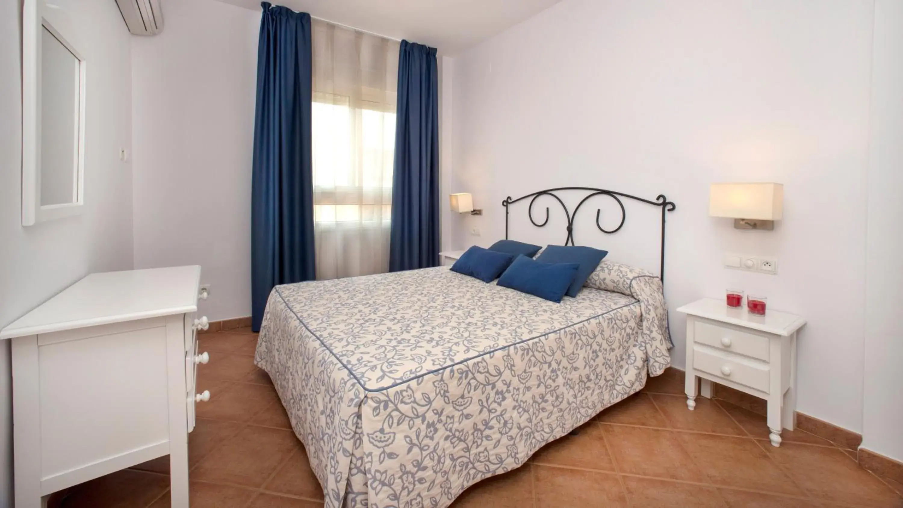 Bedroom, Bed in Leo Canela Bedroom, Bed in Leo Canela