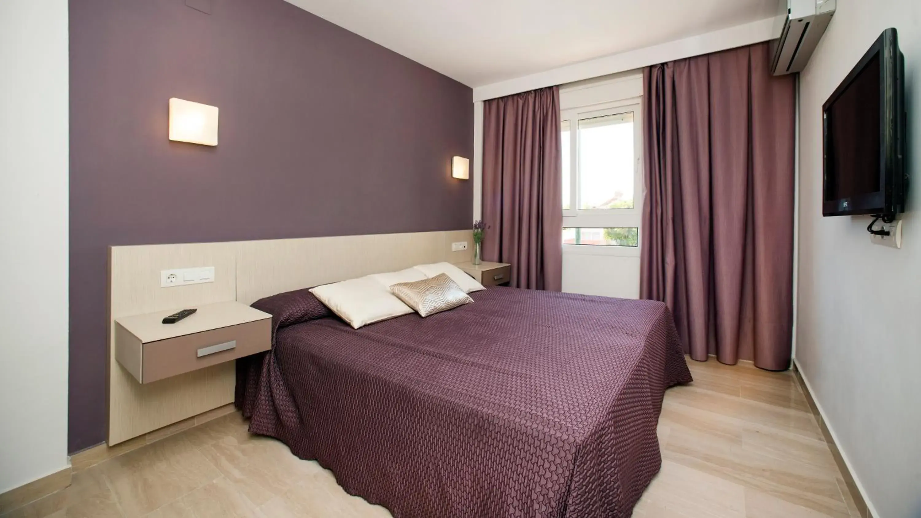 Bedroom, Bed in Leo Canela Bedroom, Bed in Leo Canela