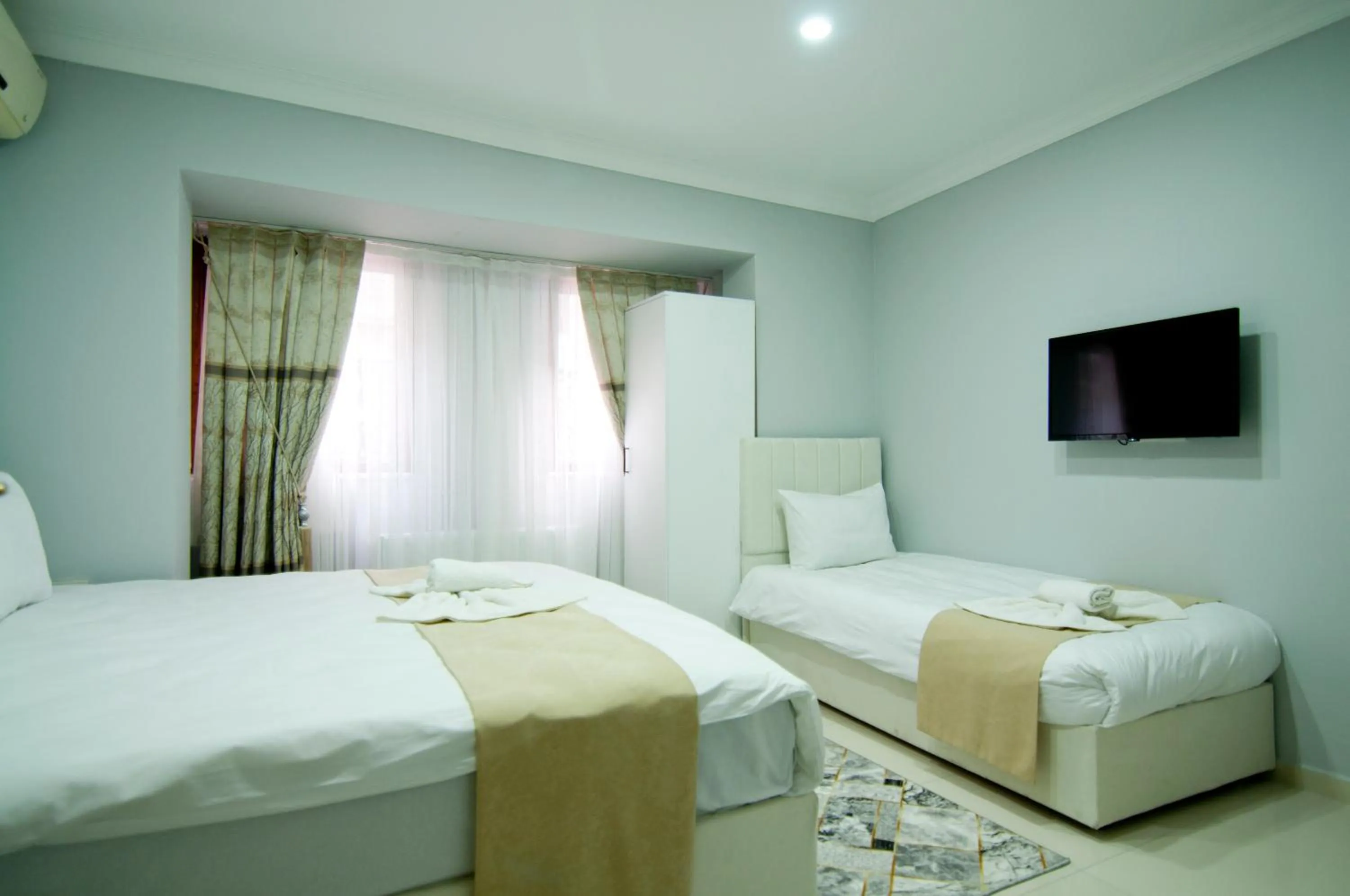 Bed in İstanbul Palace Hotel