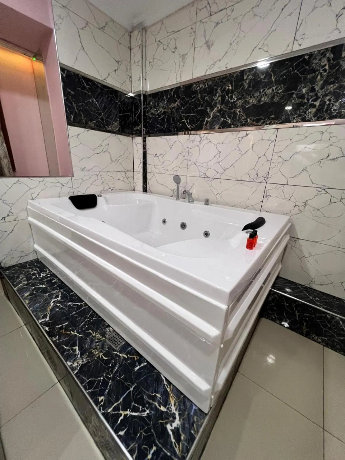 Photo of the whole room in İstanbul Palace Hotel