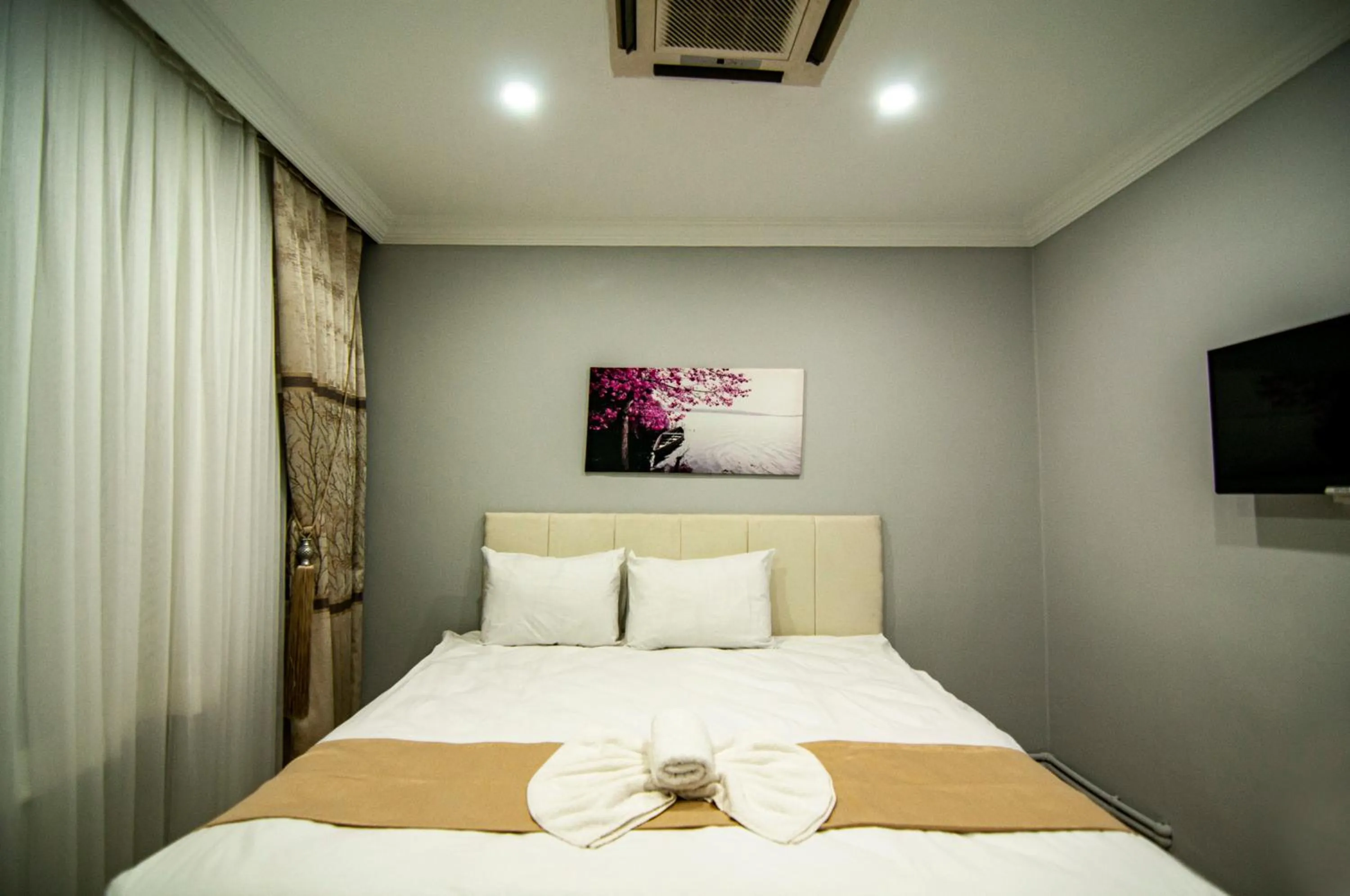 Bed in İstanbul Palace Hotel