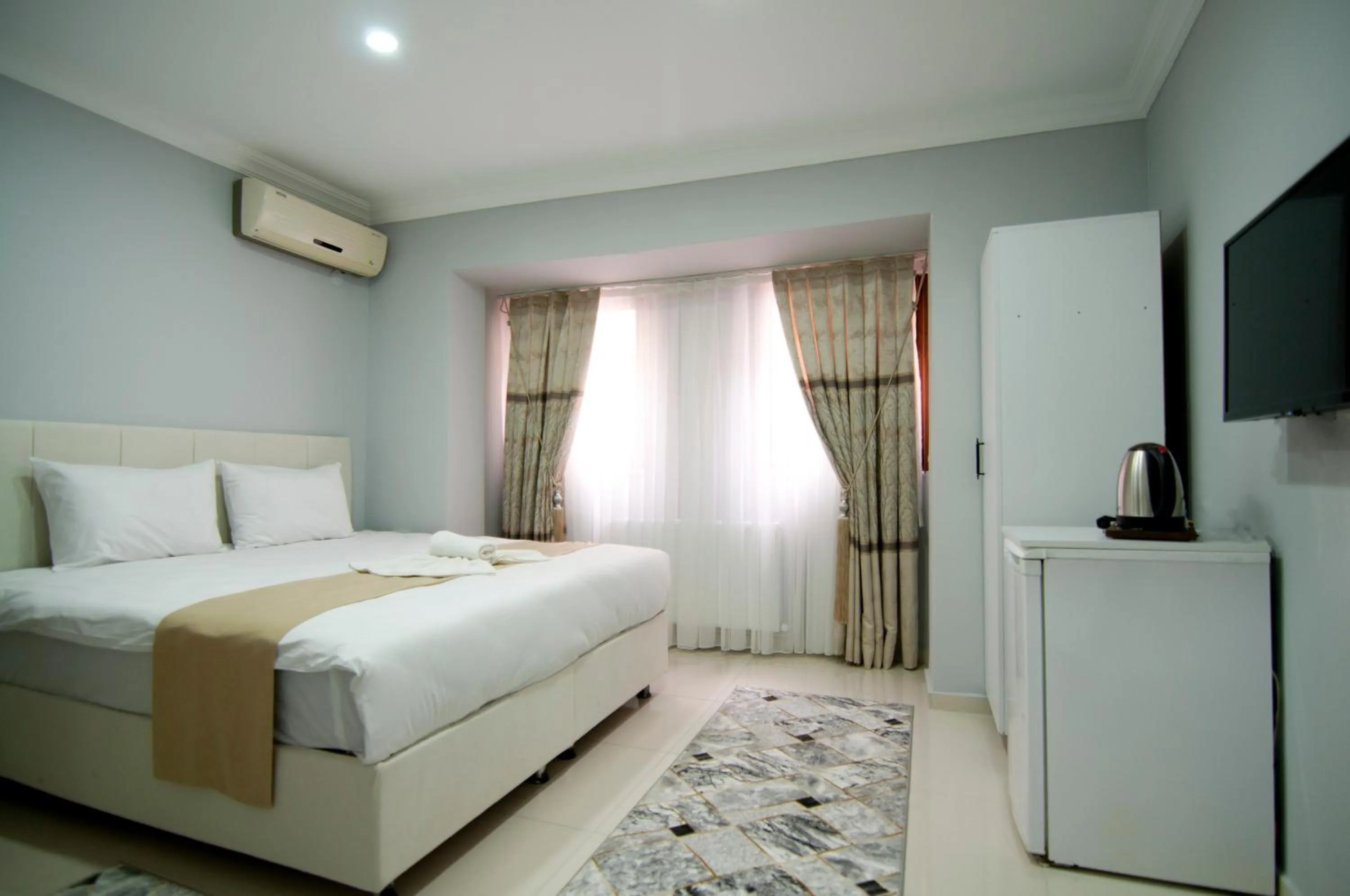 Bed in İstanbul Palace Hotel