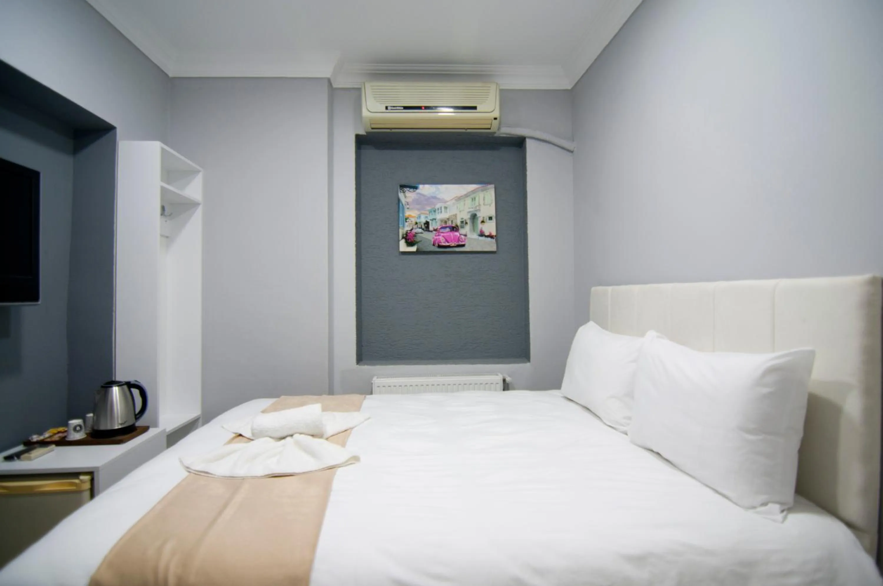 Bed in İstanbul Palace Hotel