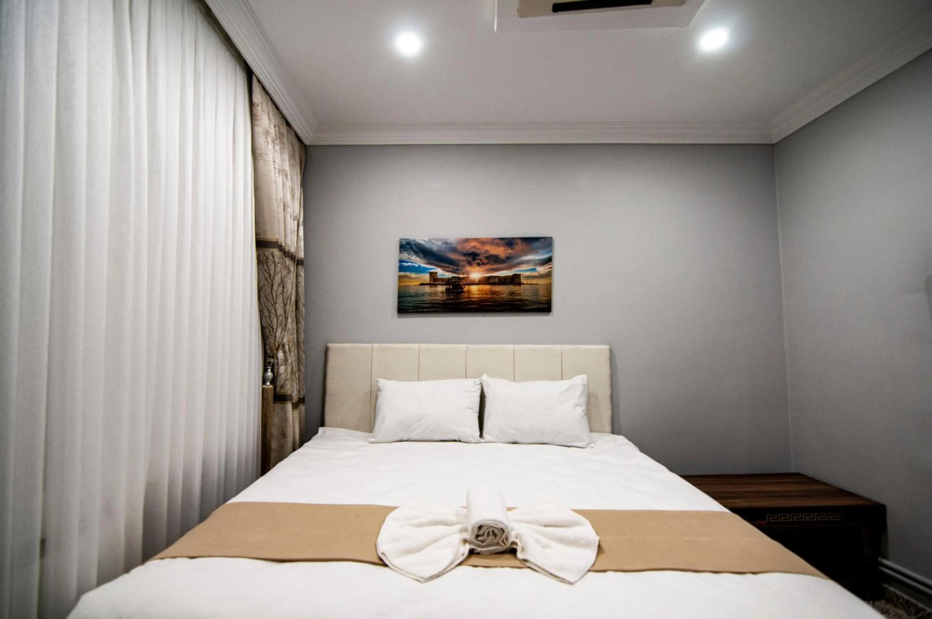 Bed in İstanbul Palace Hotel