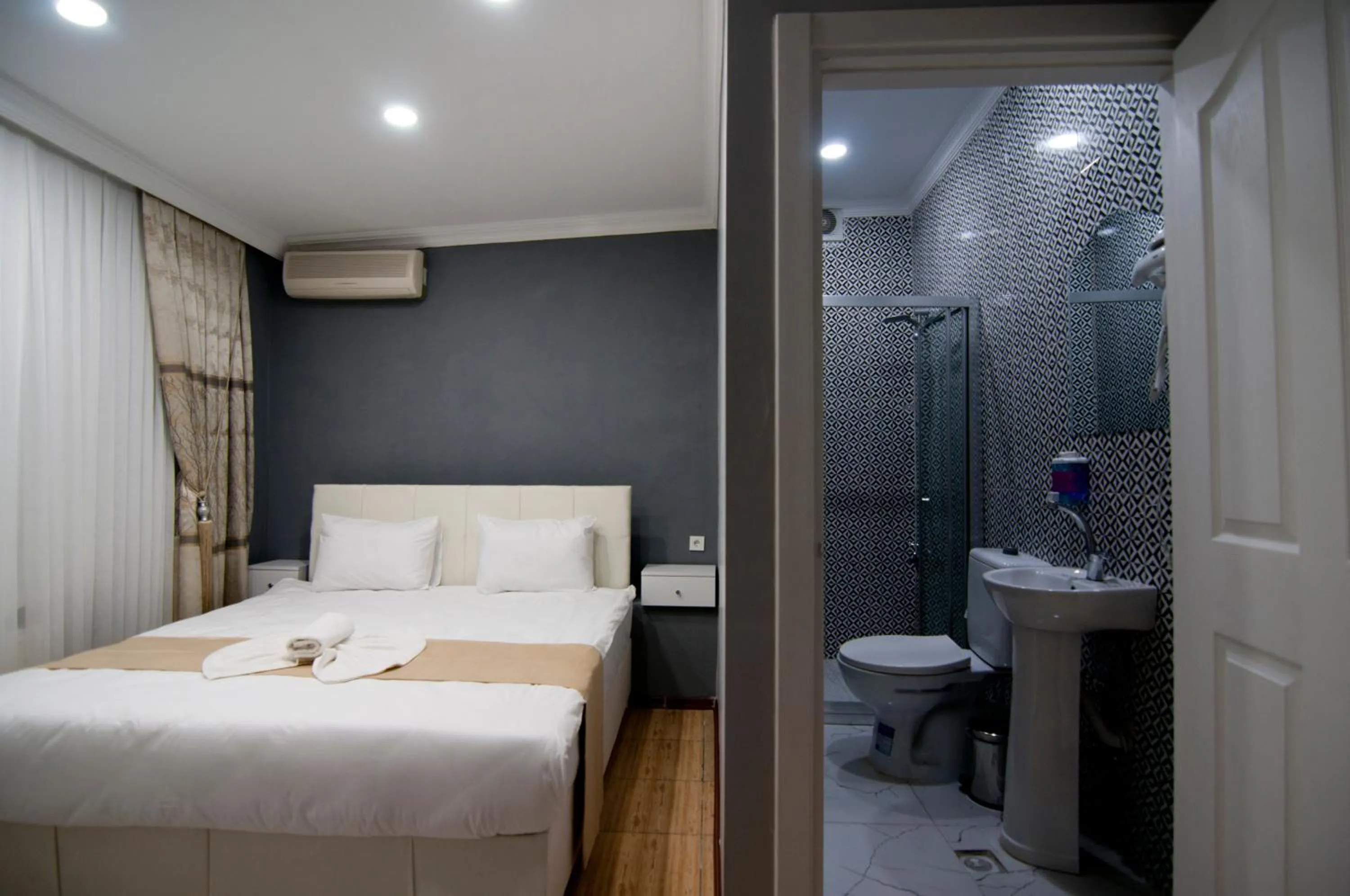 Bed in İstanbul Palace Hotel