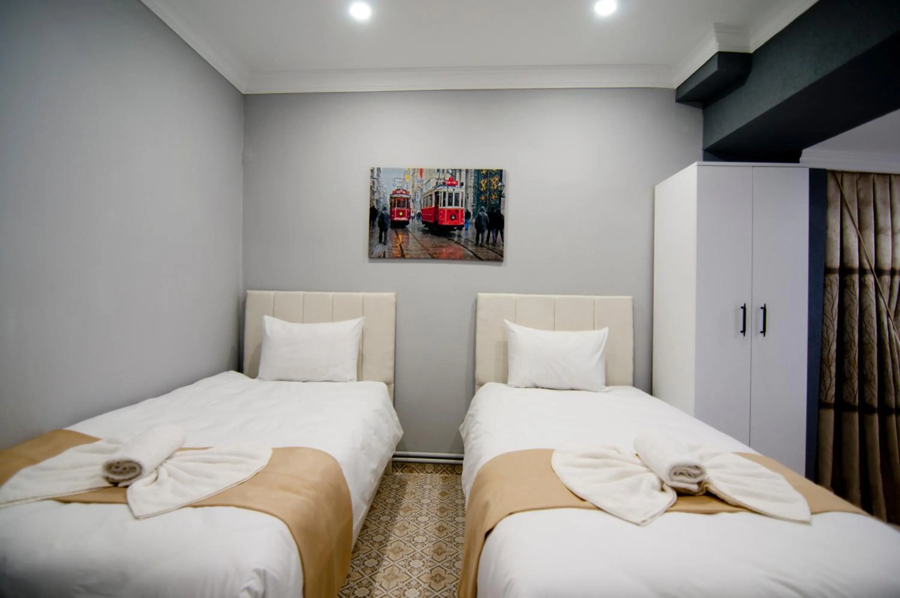 Bed in İstanbul Palace Hotel