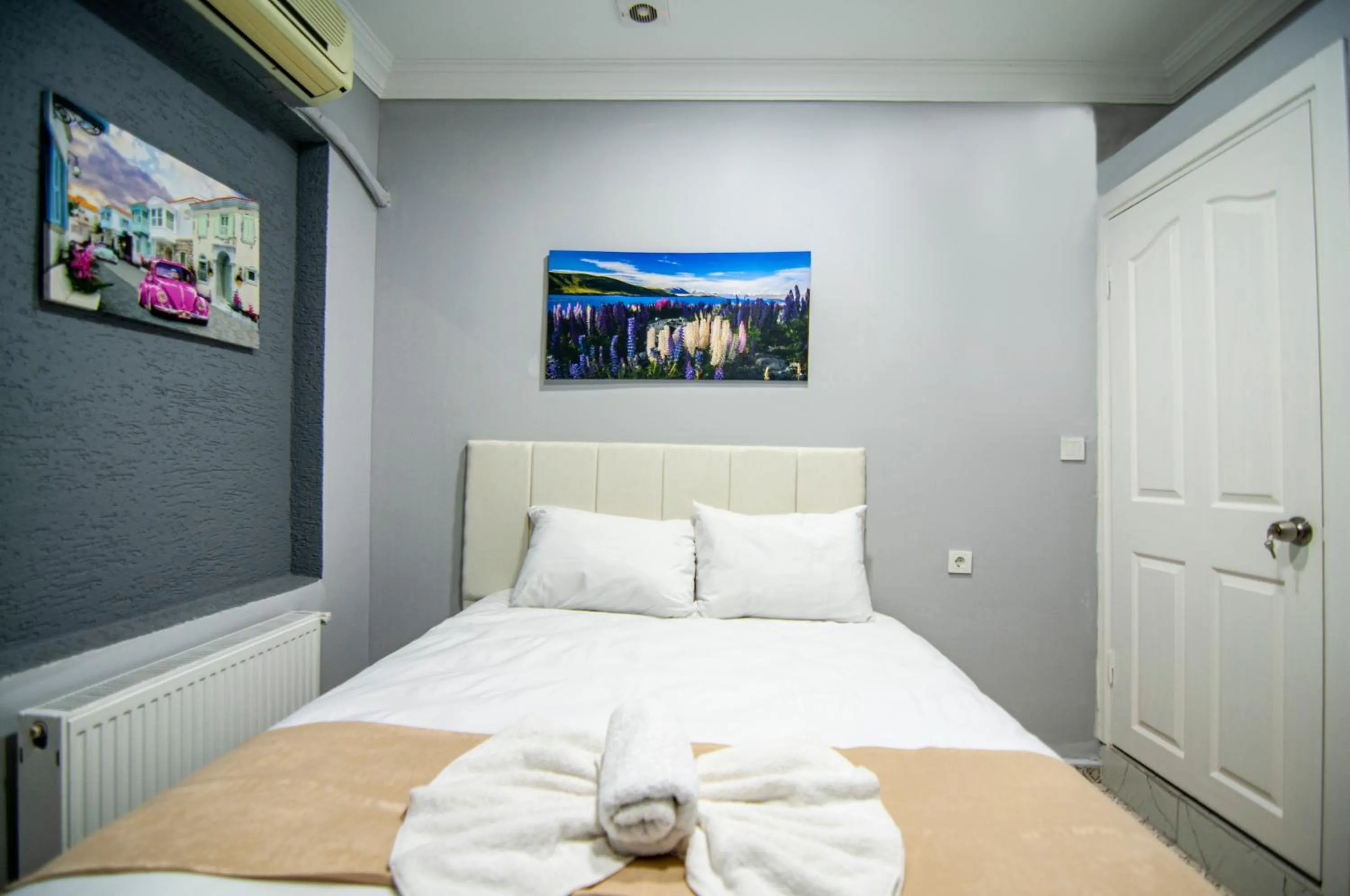 Bed in İstanbul Palace Hotel