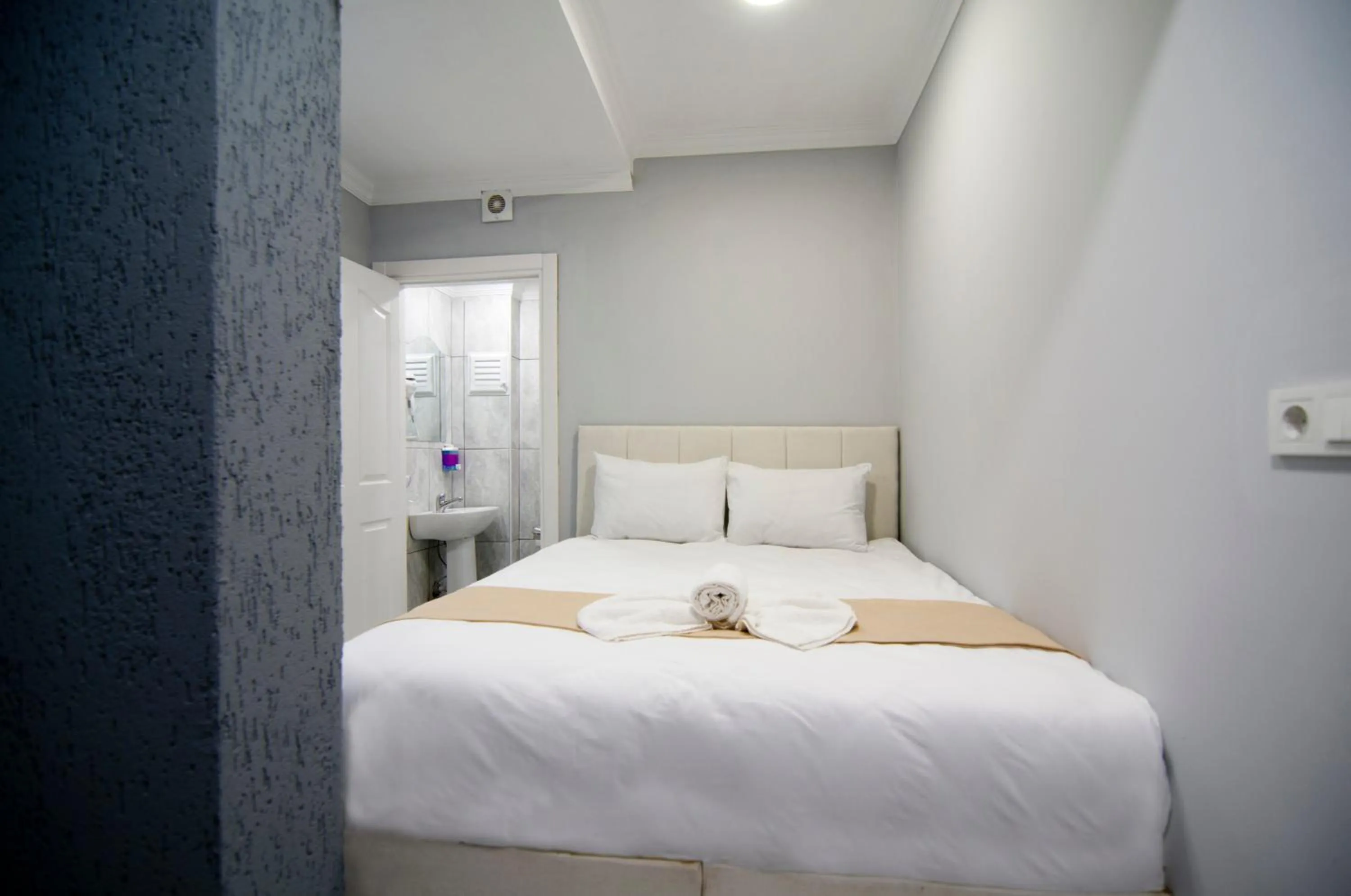 Bed in İstanbul Palace Hotel