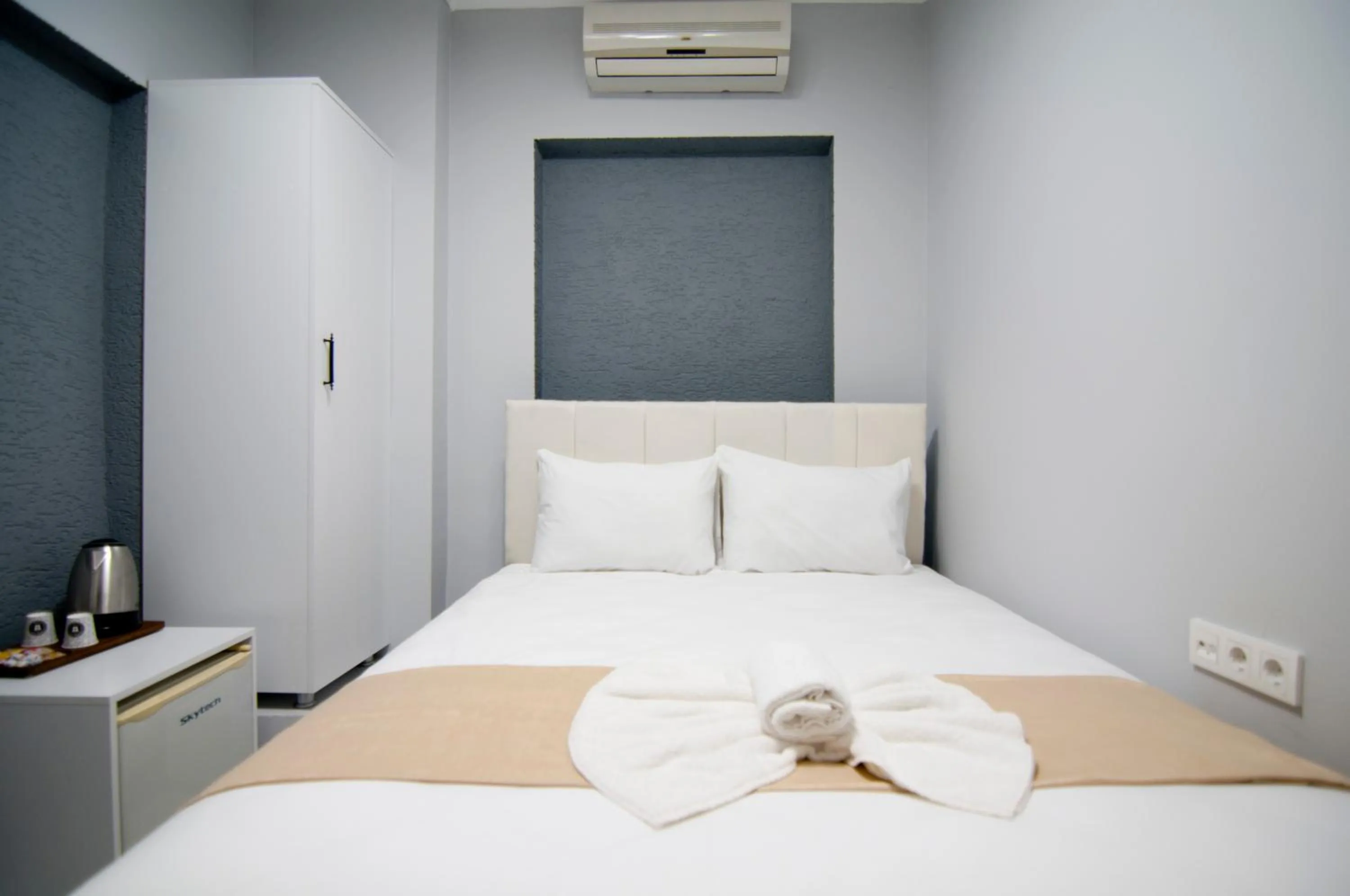 Bed in İstanbul Palace Hotel