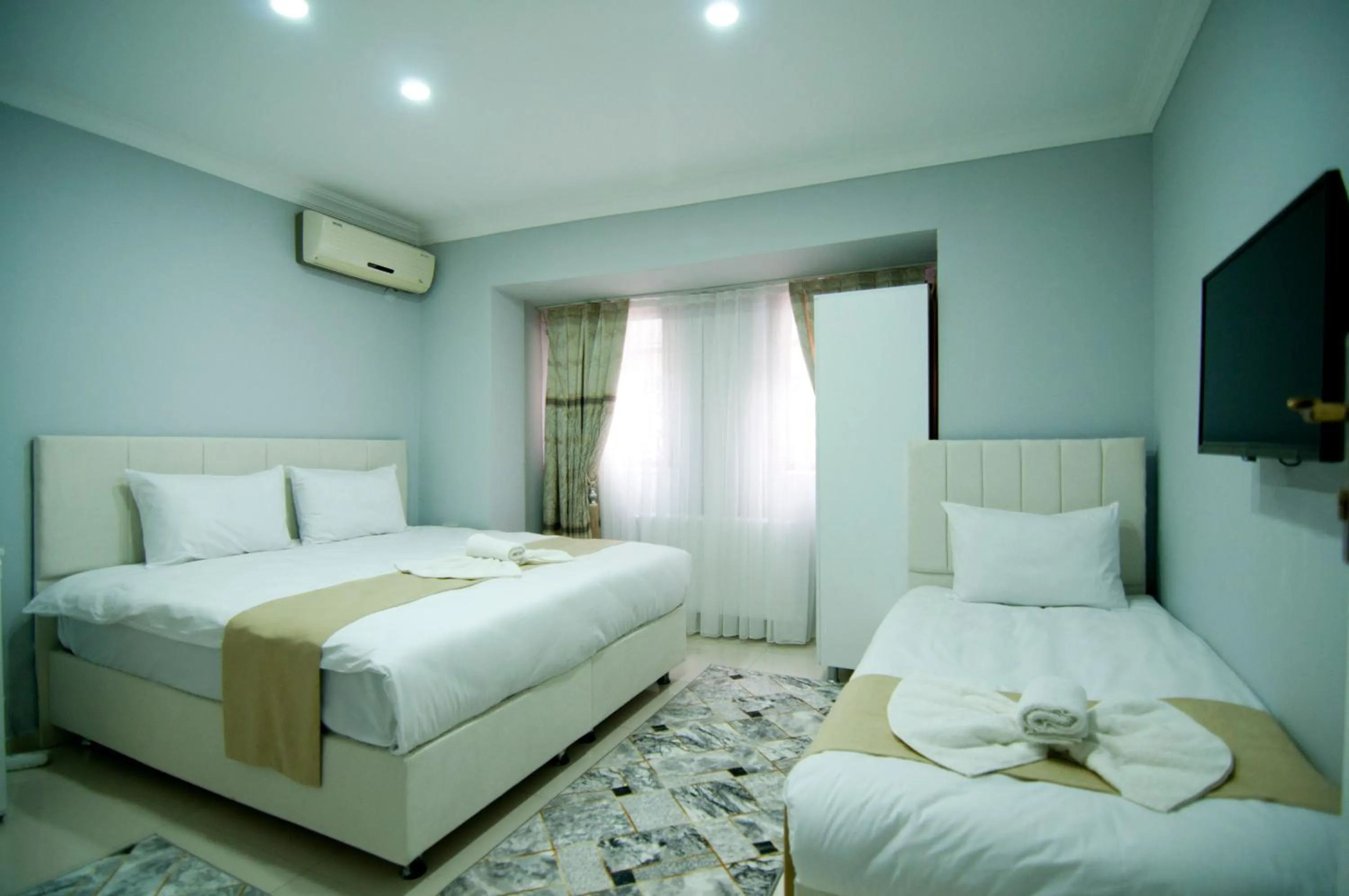 Photo of the whole room, Bed in İstanbul Palace Hotel