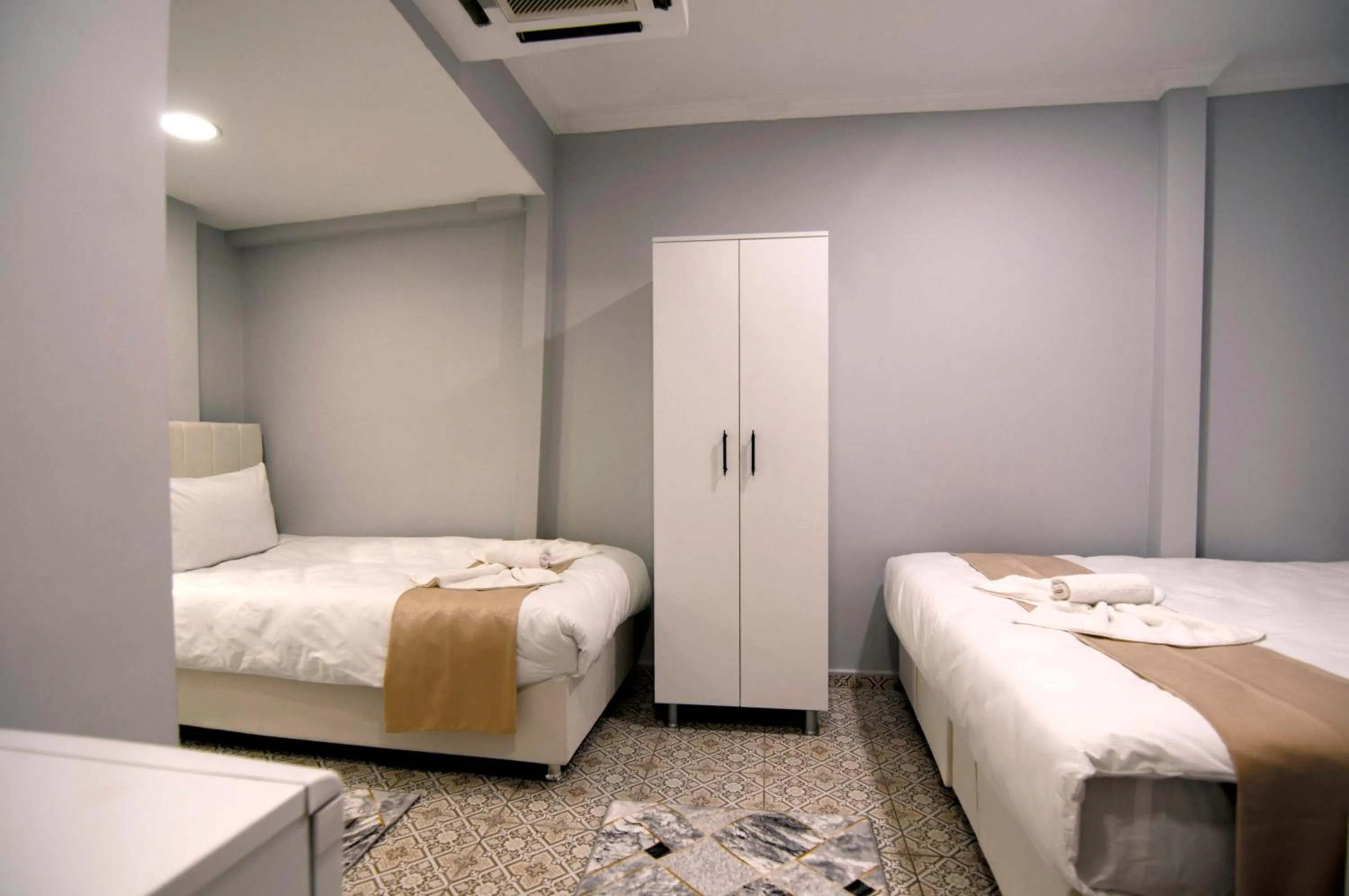 Photo of the whole room, Bed in İstanbul Palace Hotel