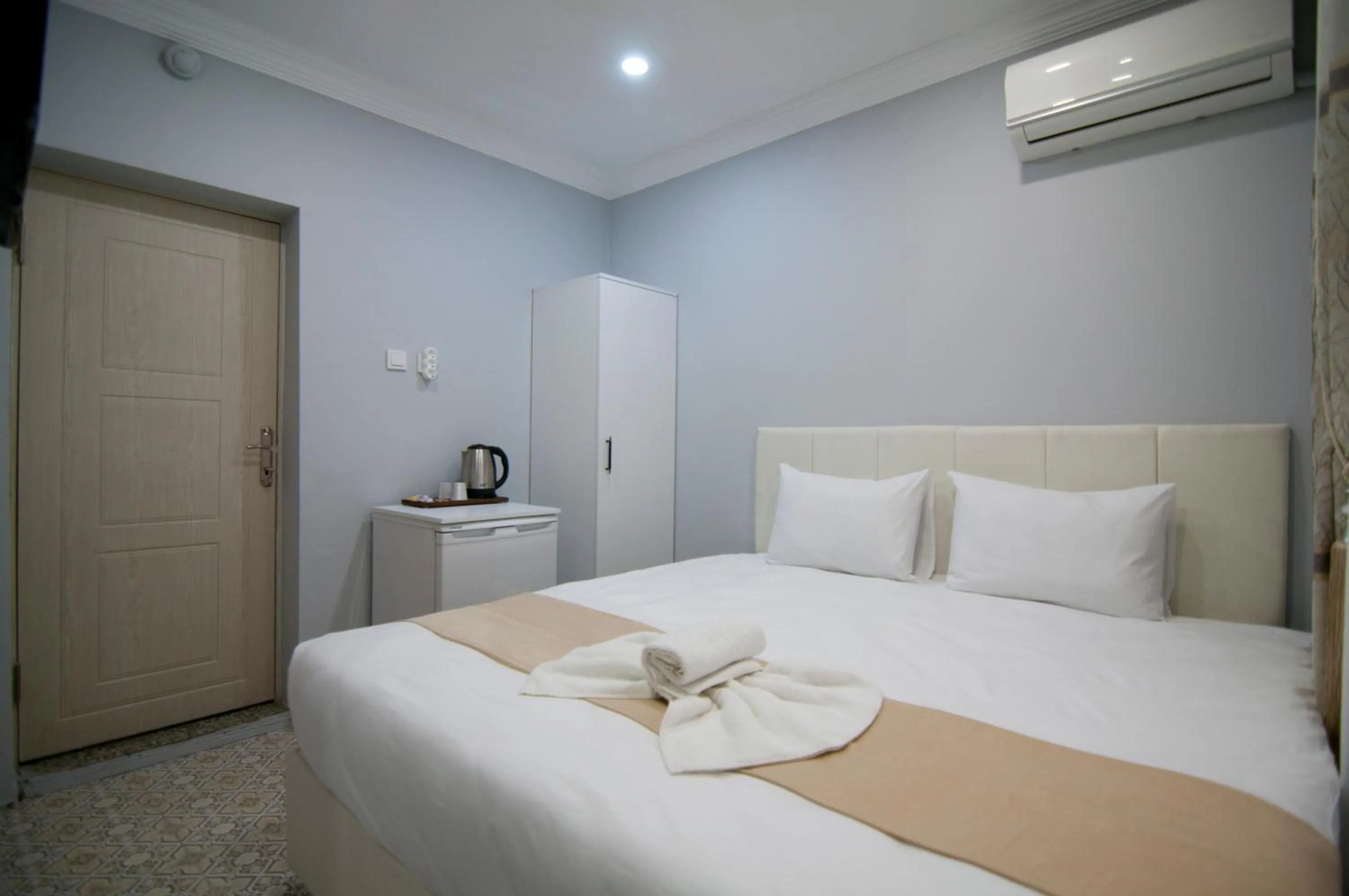 Bed in İstanbul Palace Hotel