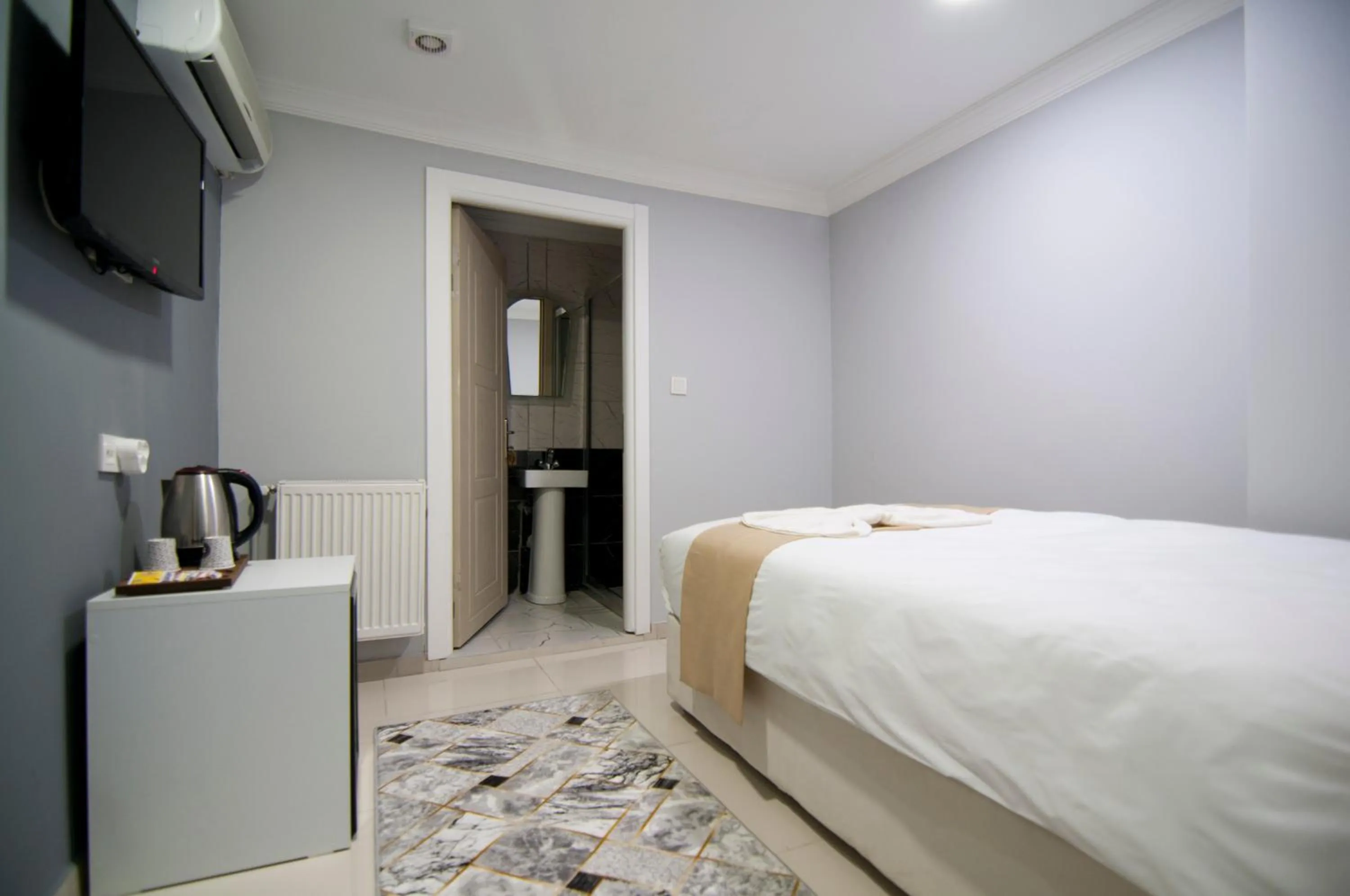 Bed in İstanbul Palace Hotel