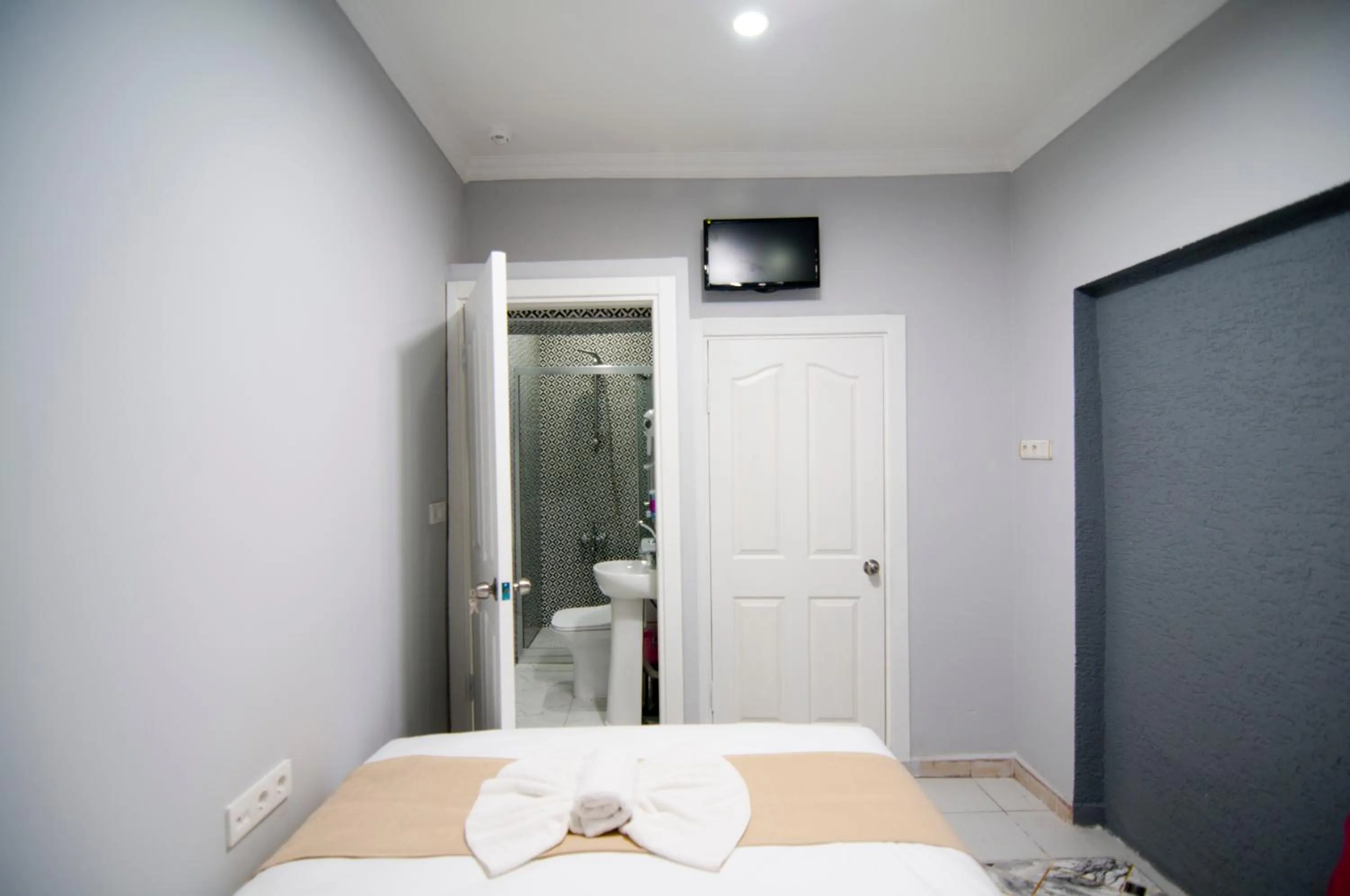 Bed in İstanbul Palace Hotel