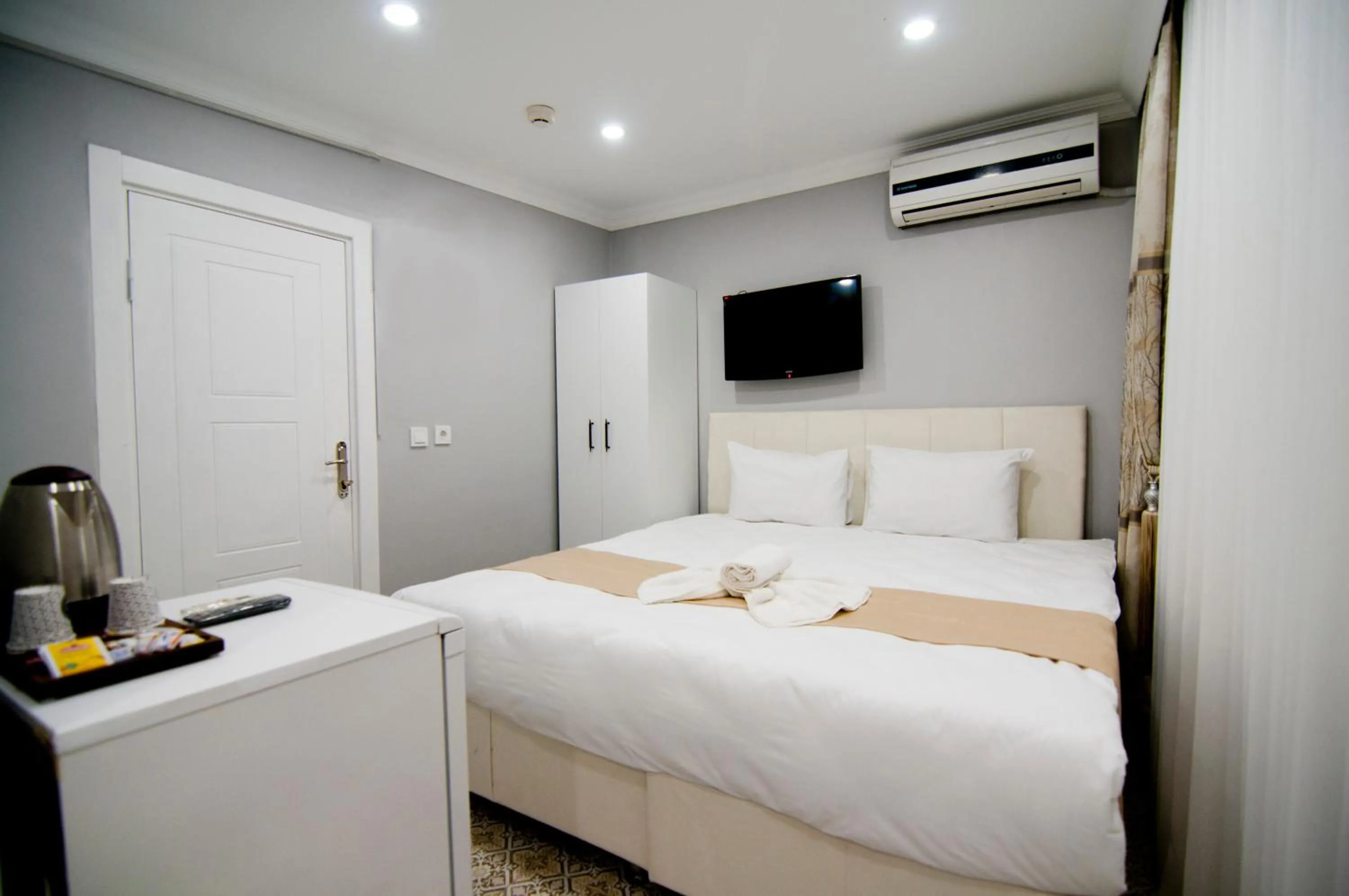 Bed in İstanbul Palace Hotel