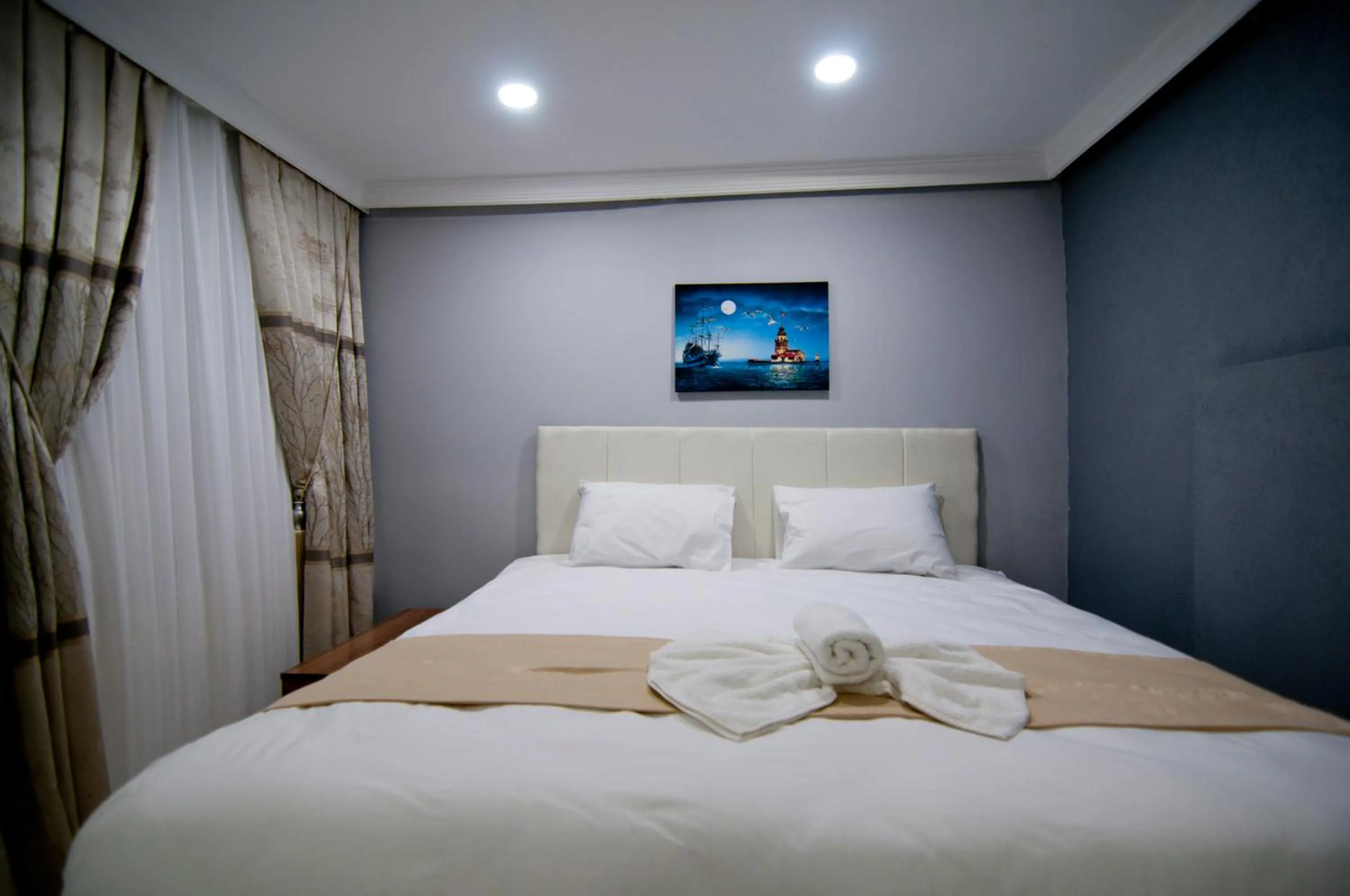 Bed in İstanbul Palace Hotel