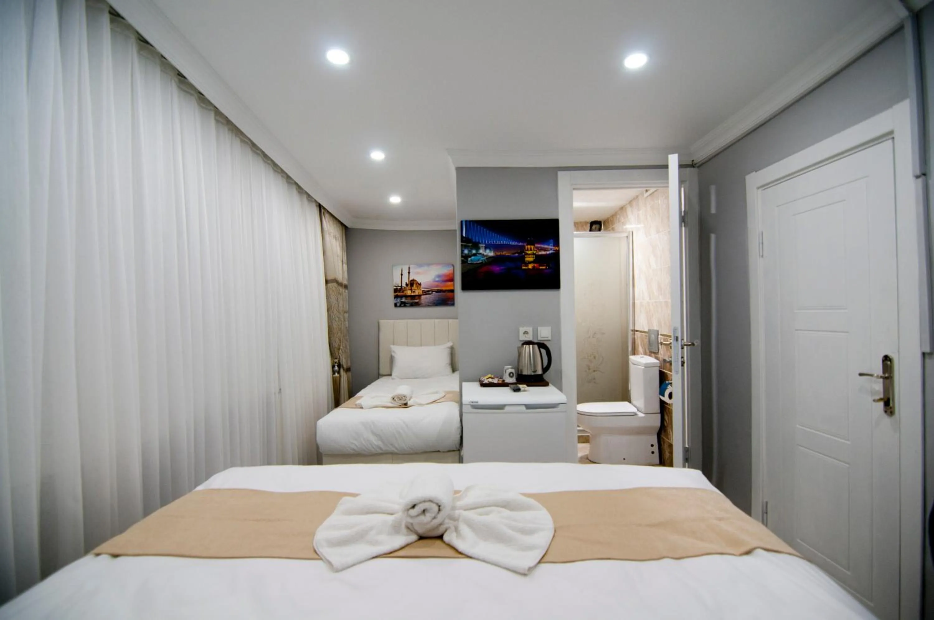 Bed in İstanbul Palace Hotel