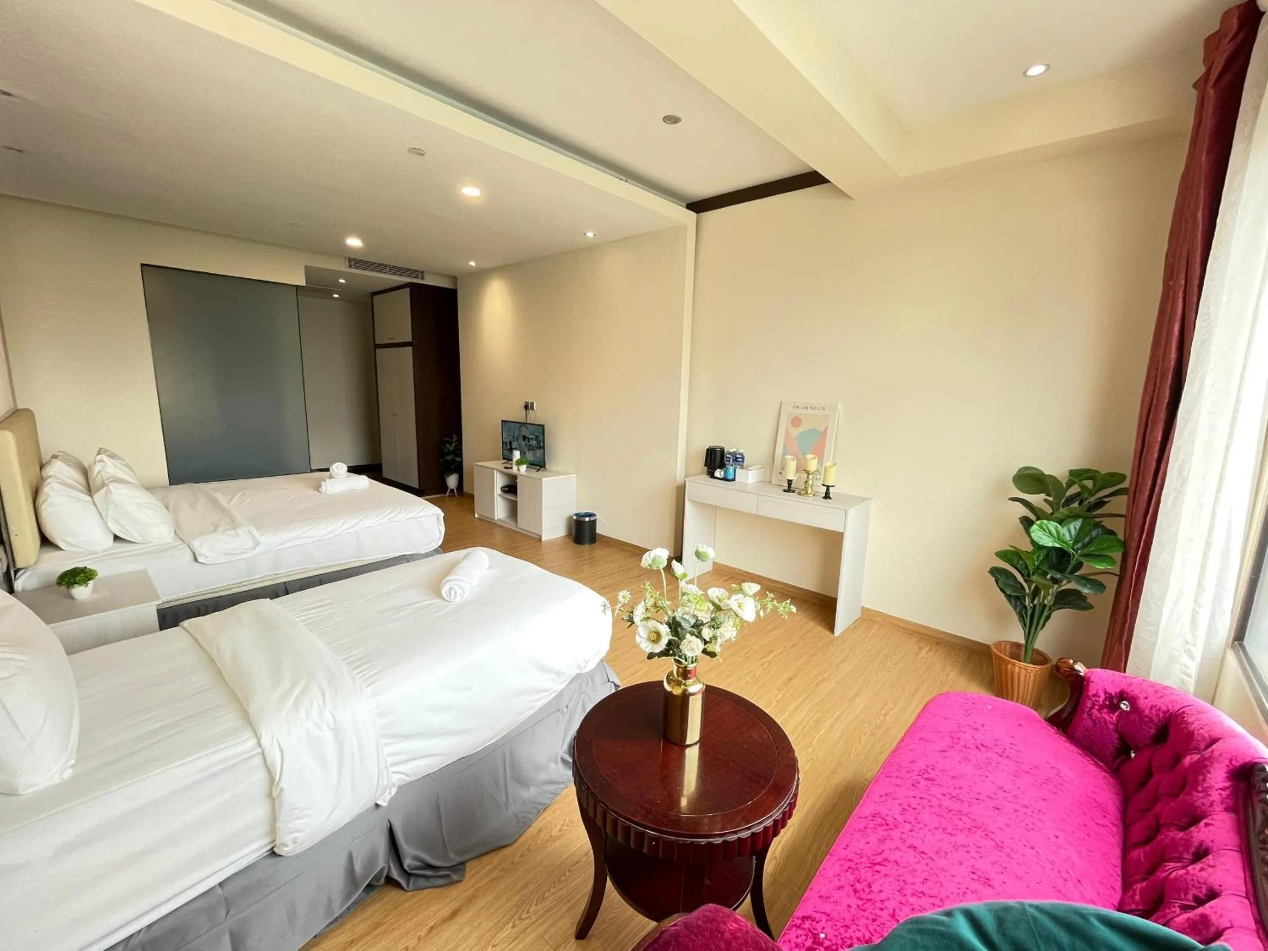 Seating area, Bed in Kingston Hotel - Jalan Tuanku Abdul Rahman