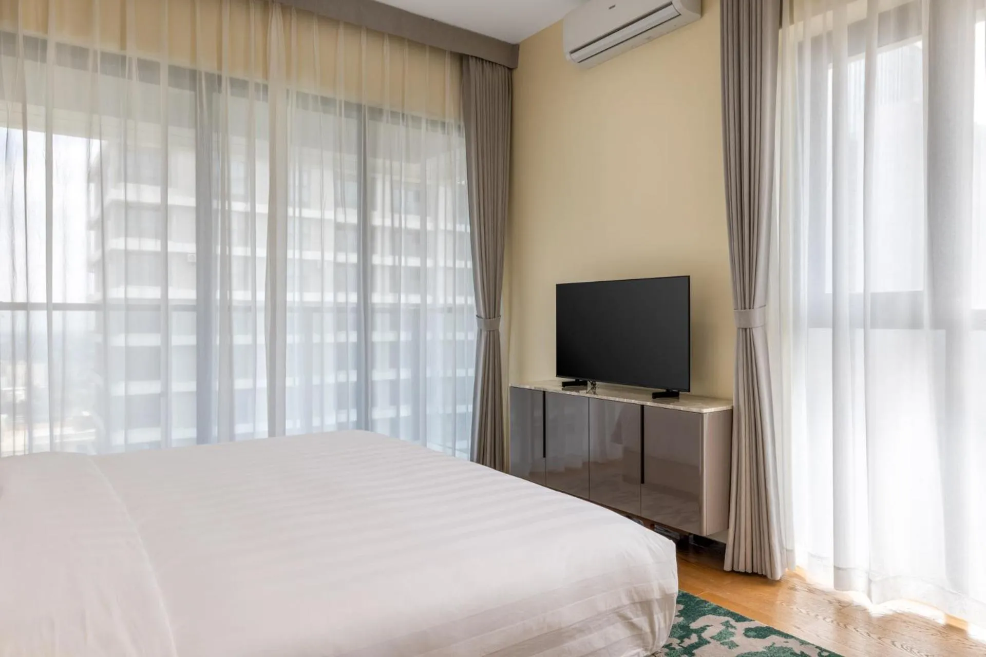 TV and multimedia, Bed in Pan Pacific Serviced Suites Nairobi