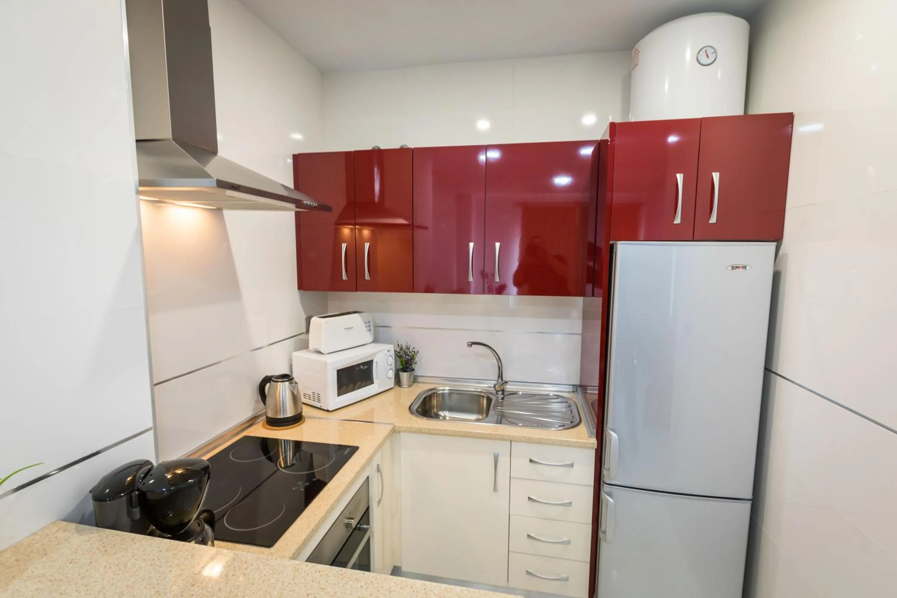 Kitchen or kitchenette in Apartamentos Las Rosas de Capistrano