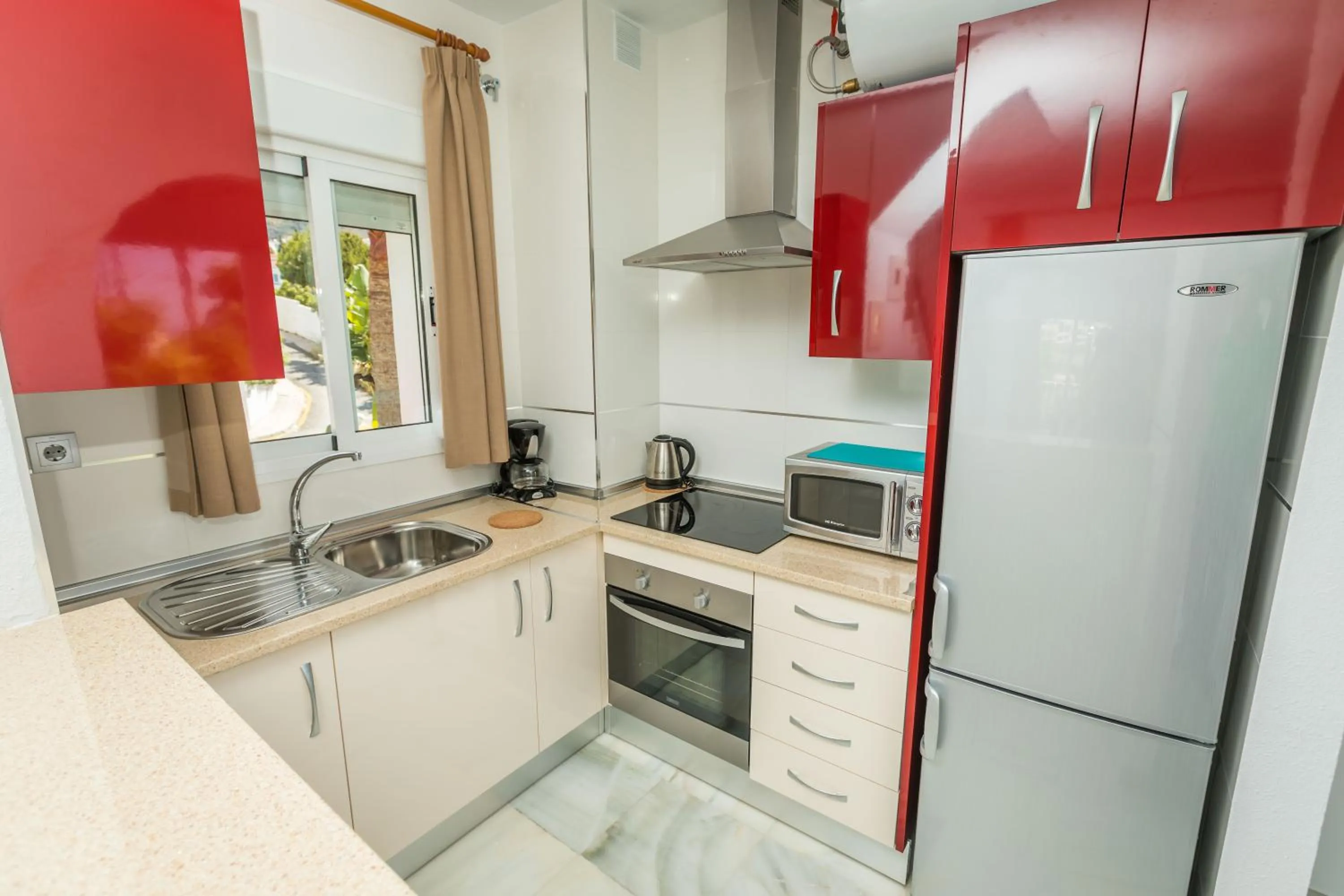 Kitchen or kitchenette in Apartamentos Las Rosas de Capistrano